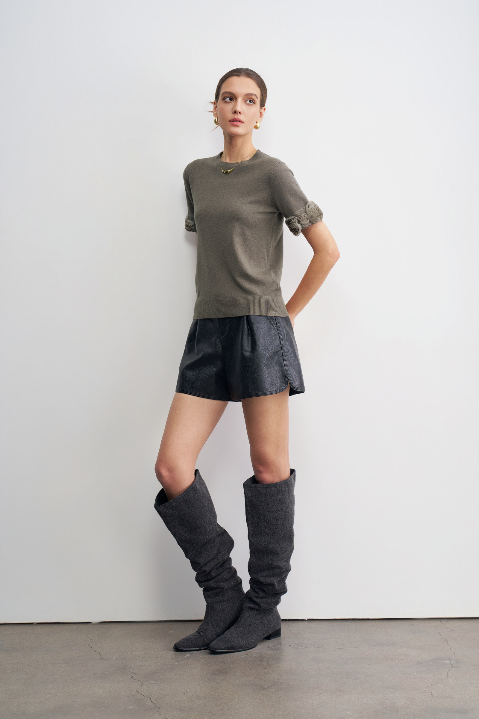 Wholesaler LARA - SHORT SLEEVE TOP WITH THREE-DIMENSIONAL FLORAL DECORATION ON THE CUFFS