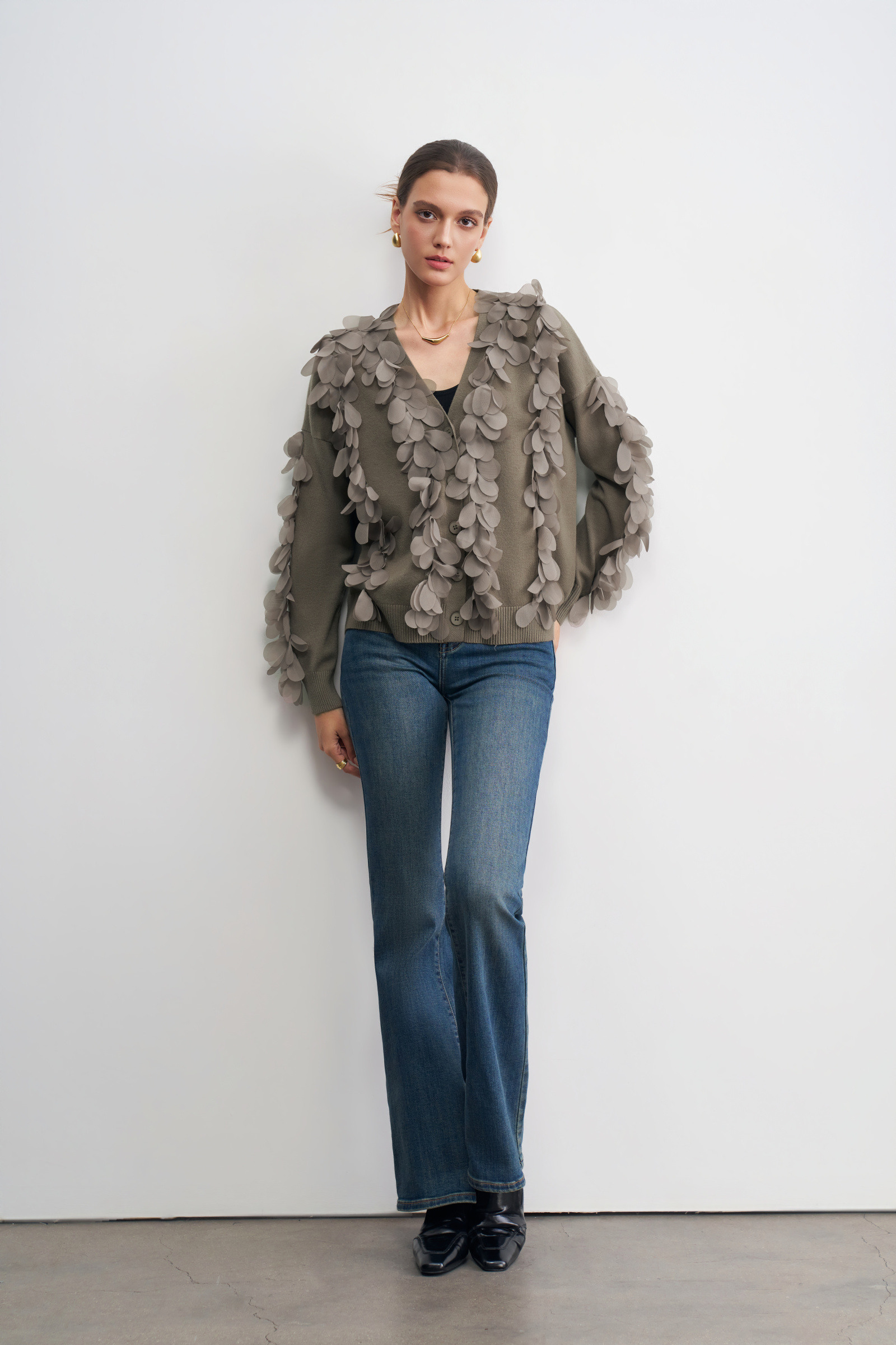 Grossista LARA - CARDIGAN MANICA LUNGA CON APPLICAZIONI FLOREALI E SCOLLO A V