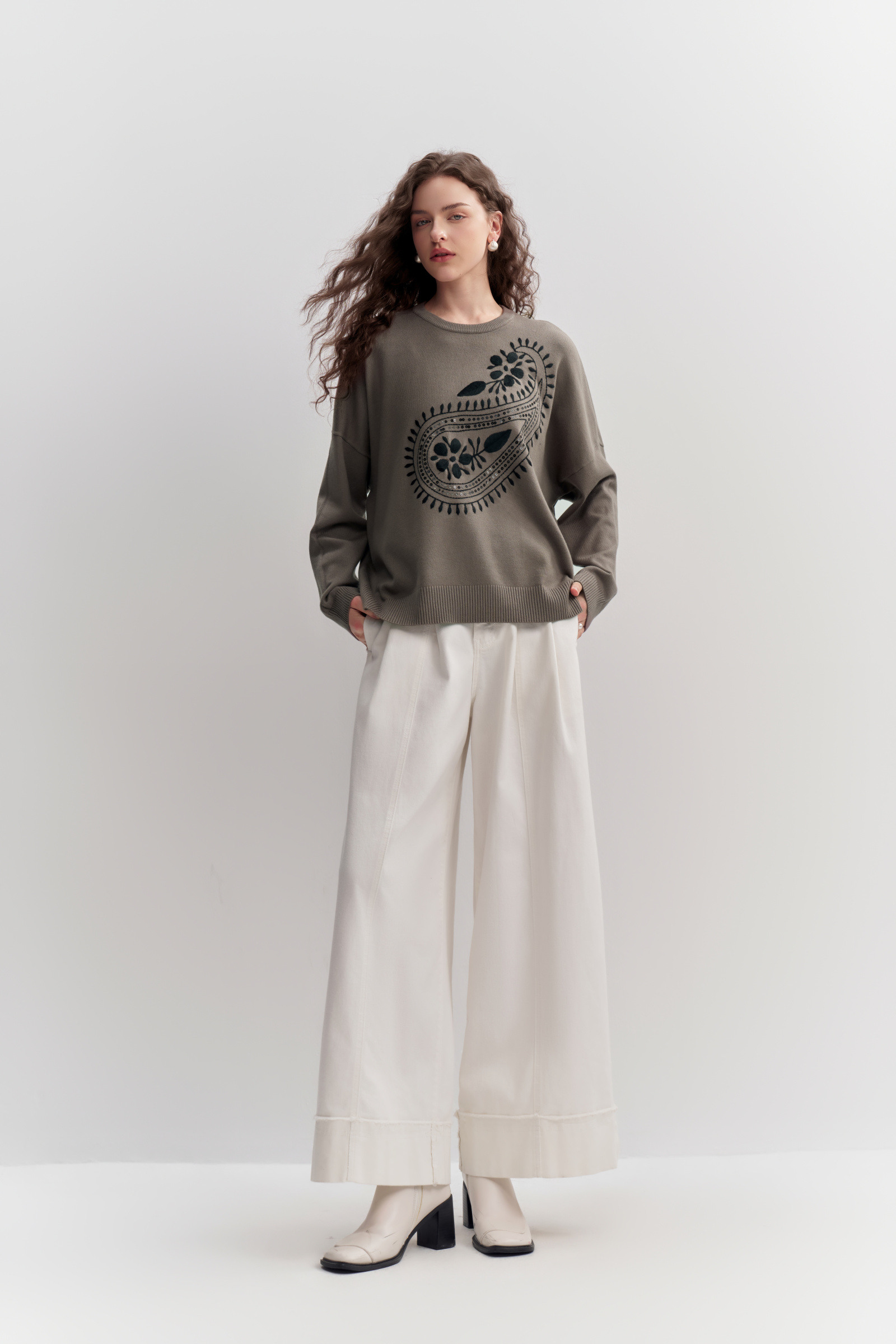 Wholesaler LARA - LONG SLEEVE TOP WITH FLORAL EMBROIDERY AND SEQUINS