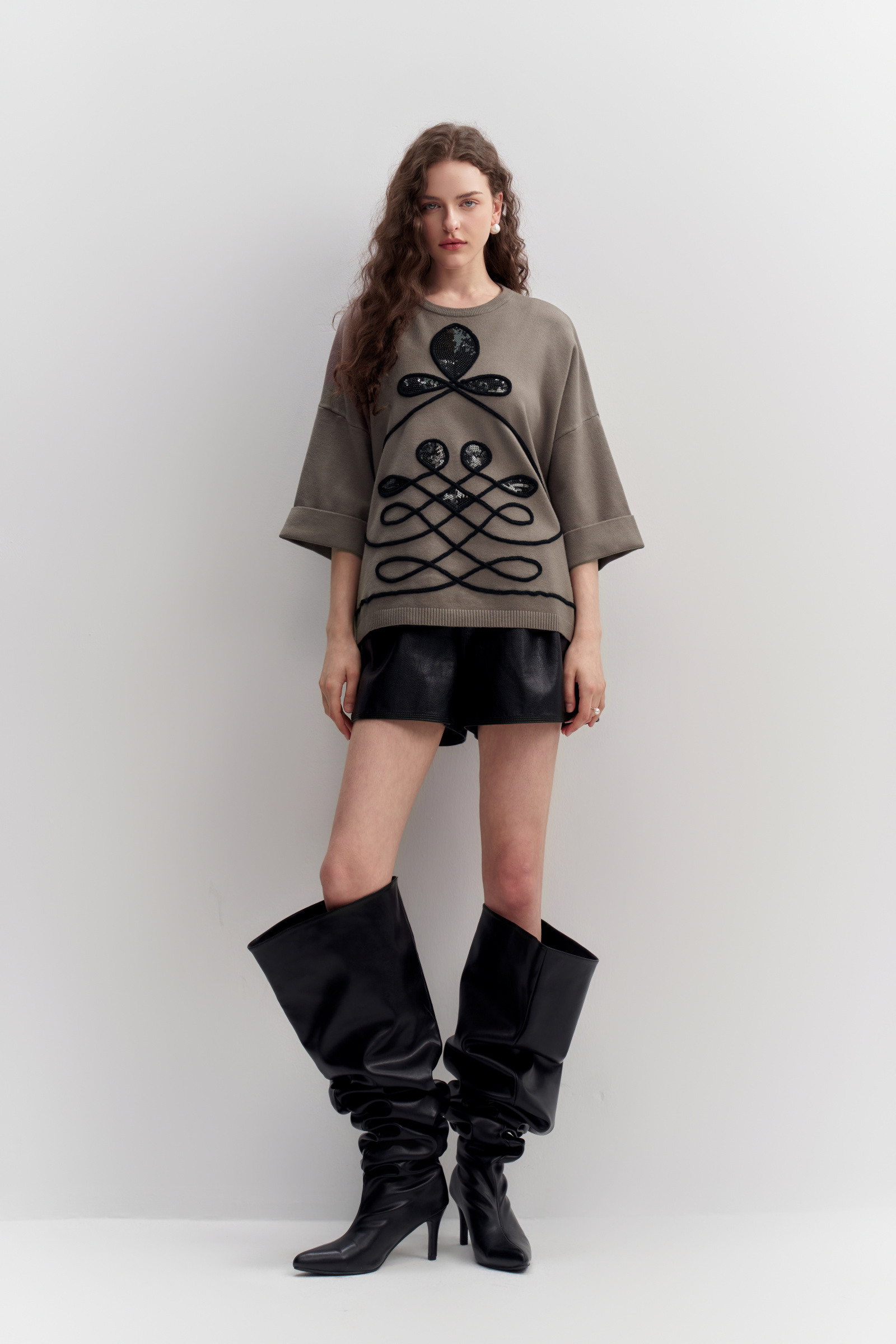 Wholesaler LARA - Short-sleeve top with intertwined details and sequins