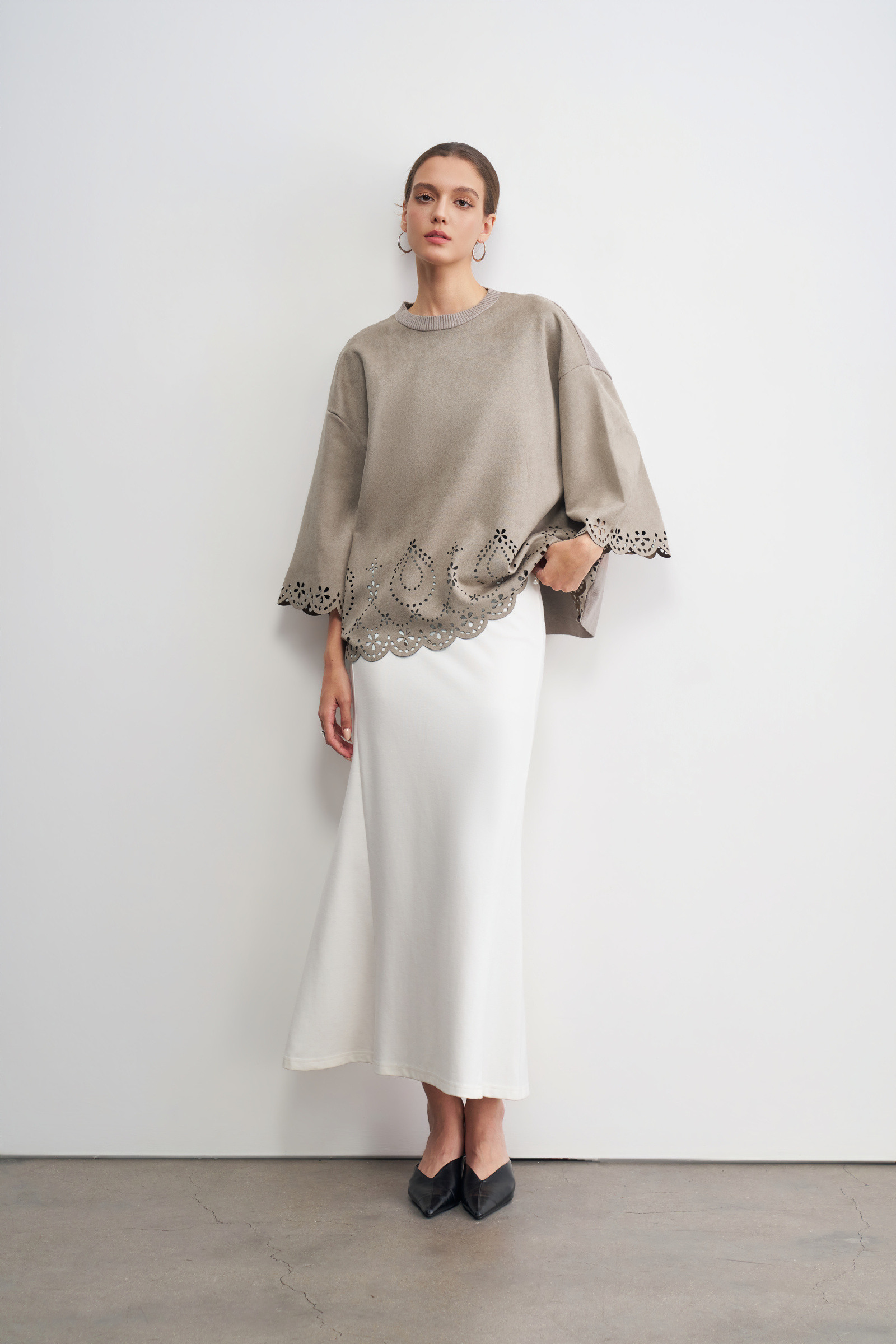 Wholesaler LARA - THREE-QUARTER SLEEVE SWEATER WITH LACEWORK DETAILS ON THE CUFFS