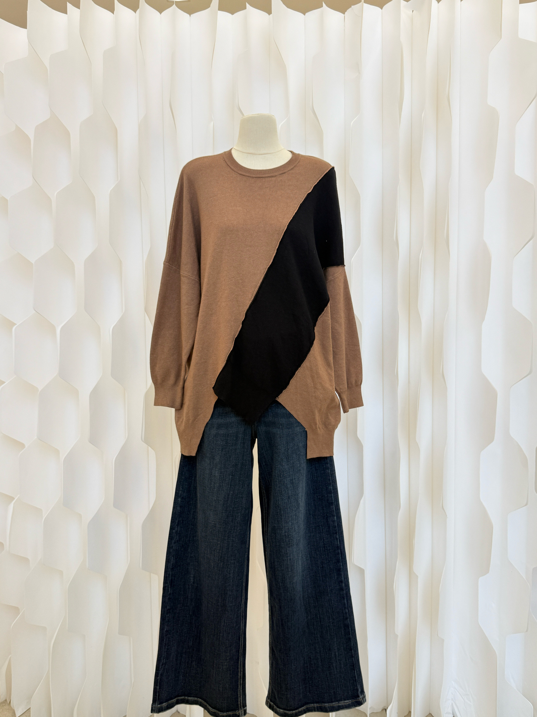 Wholesaler LARA - LONG-SLEEVE BICOLOR TOP WITH ASYMMETRIC HEM