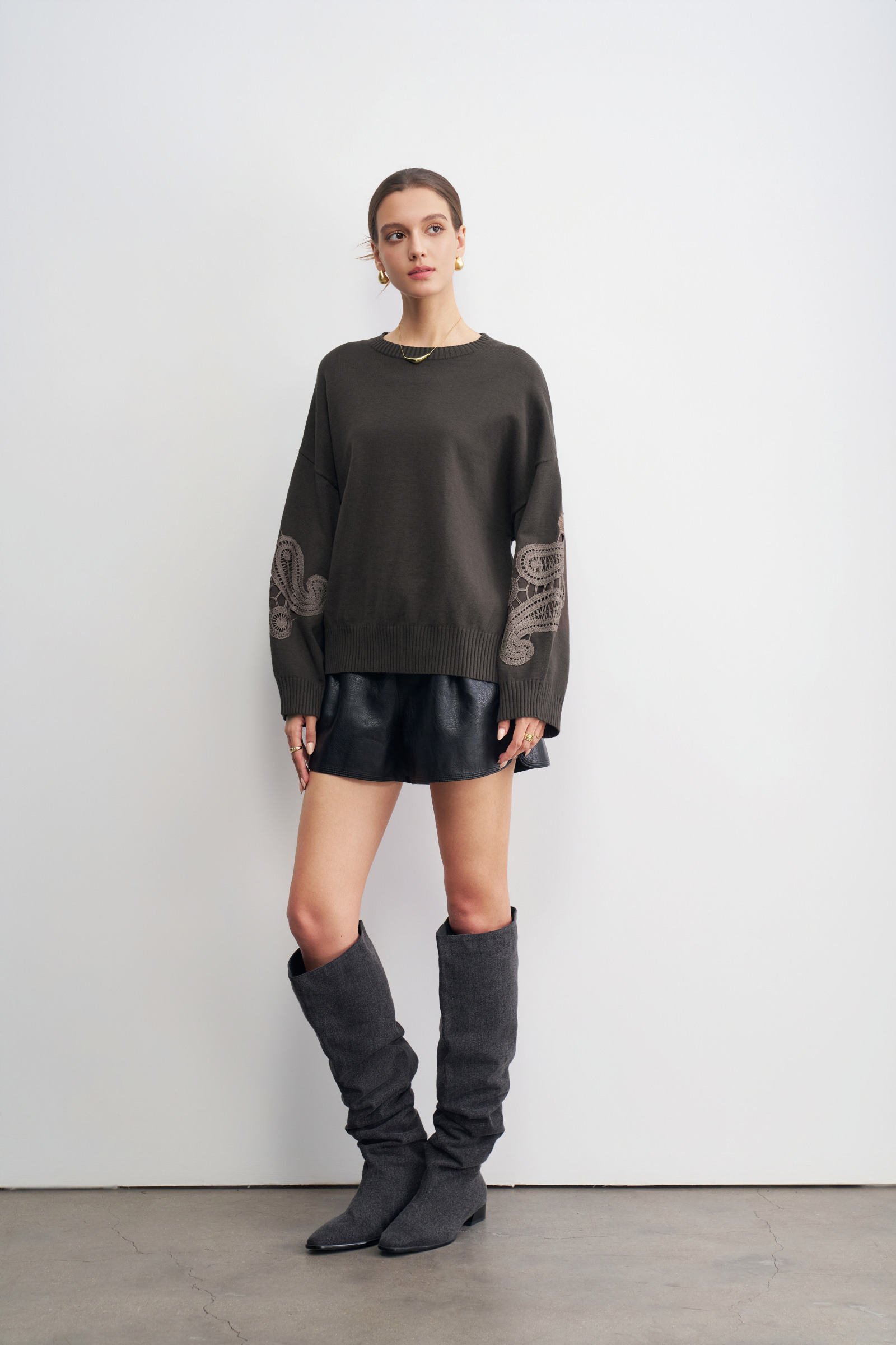 Wholesaler LARA - LONG SLEEVE TOP WITH EMBROIDERY ON THE SLEEVES