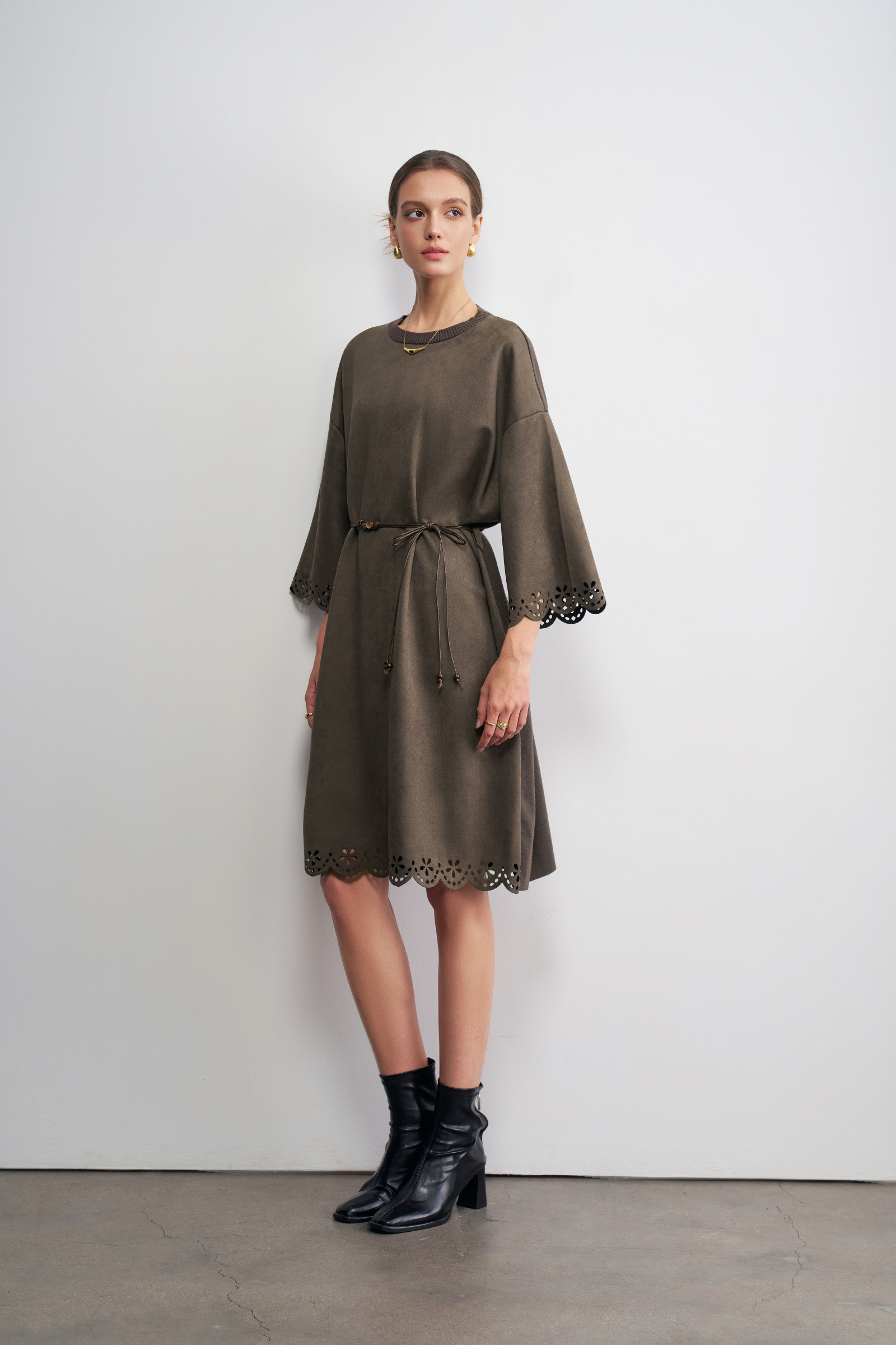 Wholesaler LARA - LONG DRESS WITH DRAWSTRING AND LACEWORK DETAILS ON THE CUFFS AND HEMLINE