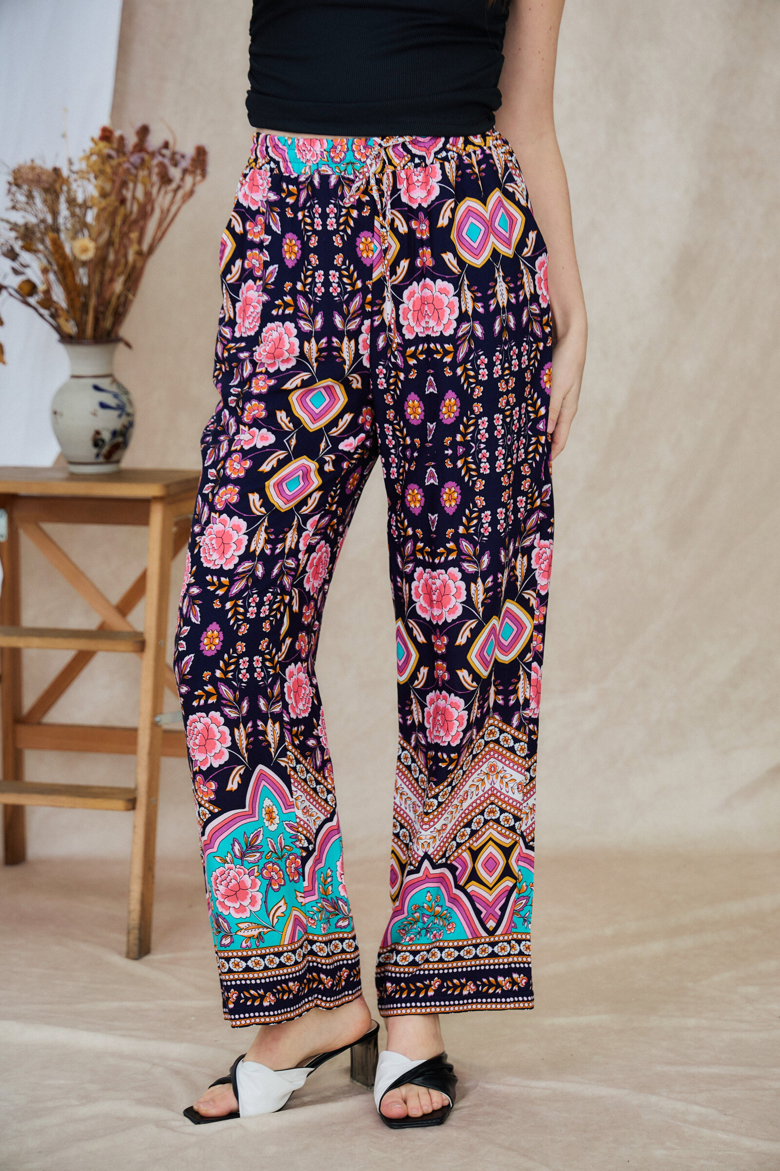 Wholesaler LAST QUEEN OUTLET - Flowy pants with floral print, straight cut with pockets, casual