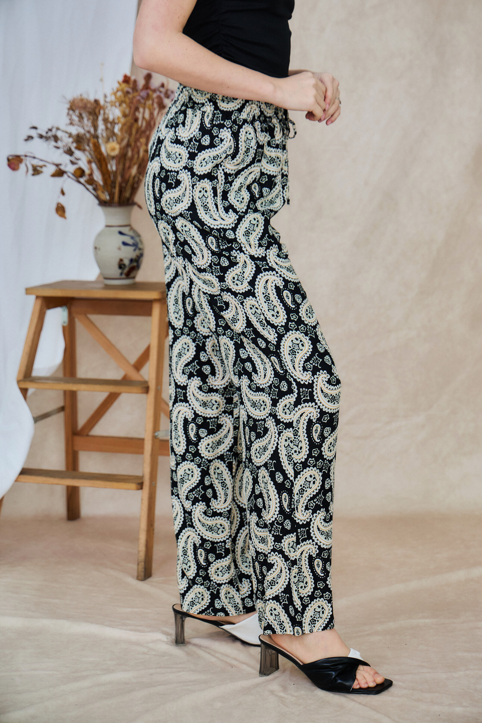 Pantalón fluido con estampado floral, corte recto con bolsillos, casual - Negro - 5 - formato grande