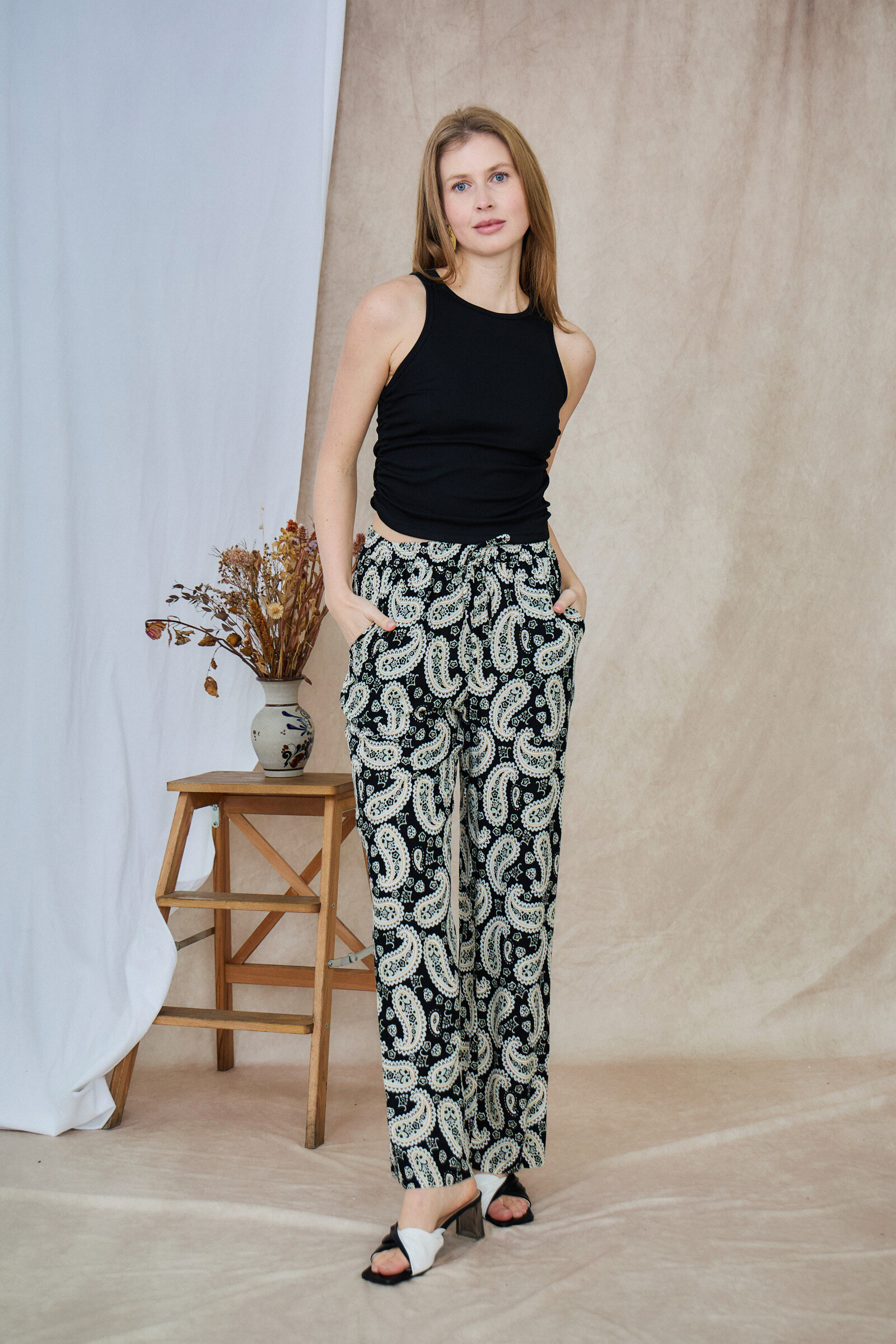 Pantalón fluido con estampado floral, corte recto con bolsillos, casual - Negro - 2 - formato grande