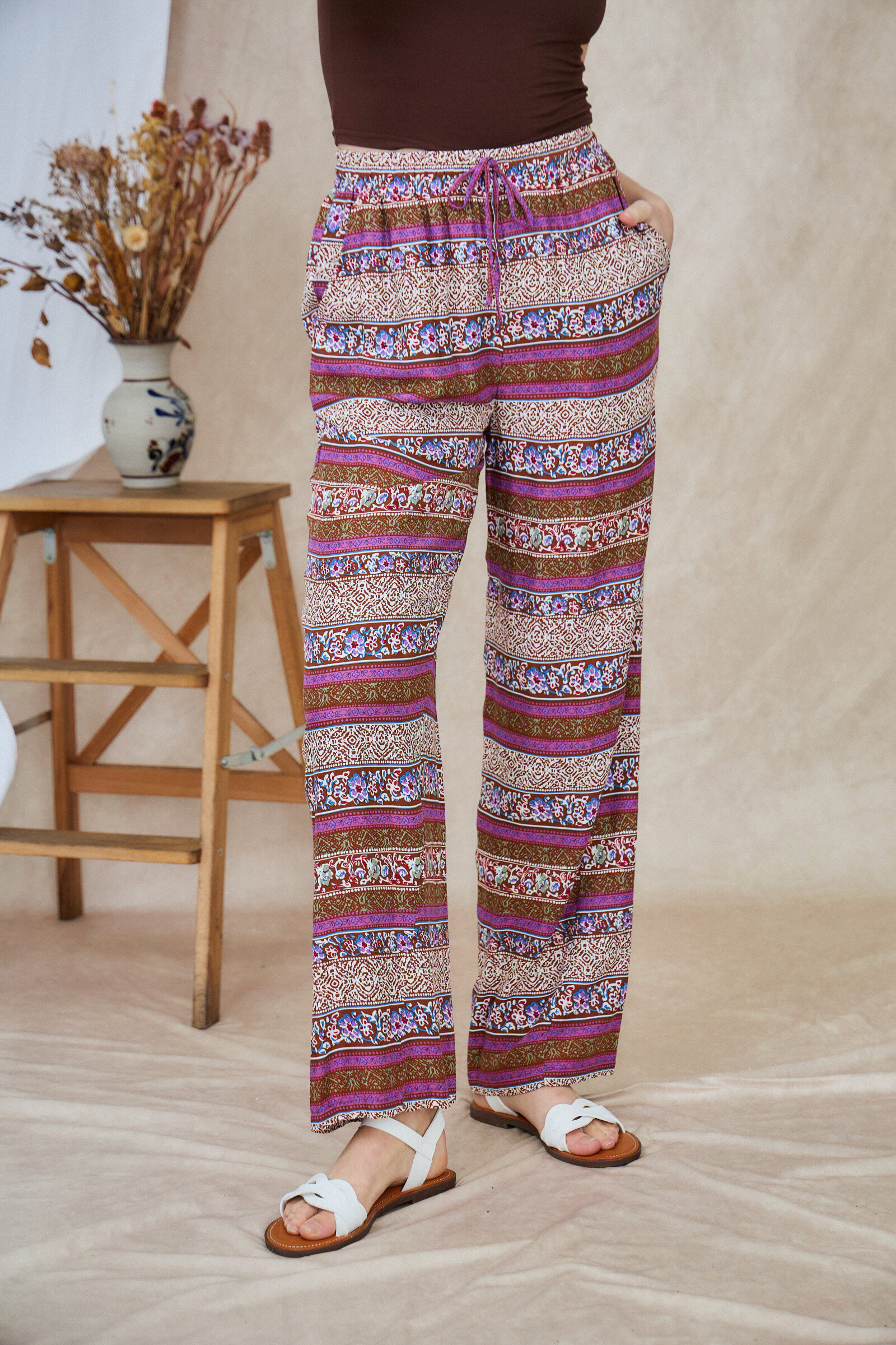 Wholesaler LAST QUEEN OUTLET - Flowy pants with floral print, straight cut with pockets, casual