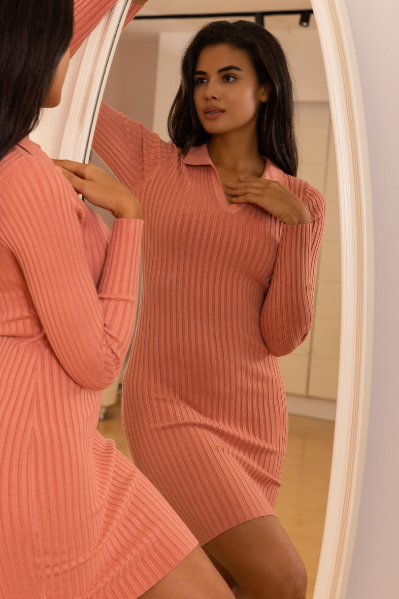 Maglione a maglia lungo e aderente con scollo a V - Corallo - 2 - formato grande
