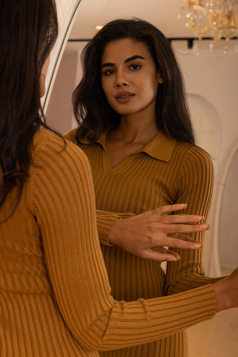Langer, taillierter Strickpullover mit V-Ausschnitt, - Kamel - 2 - Großformat