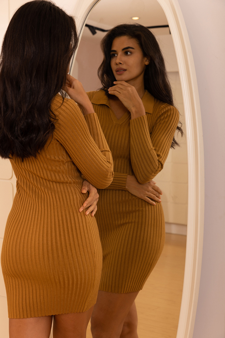Langer, taillierter Strickpullover mit V-Ausschnitt, - Kamel - 3 - Großformat