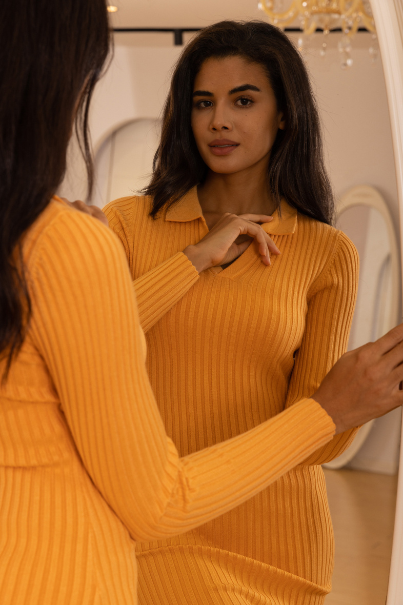 Langer, taillierter Strickpullover mit V-Ausschnitt, - Freesia - 2 - Großformat
