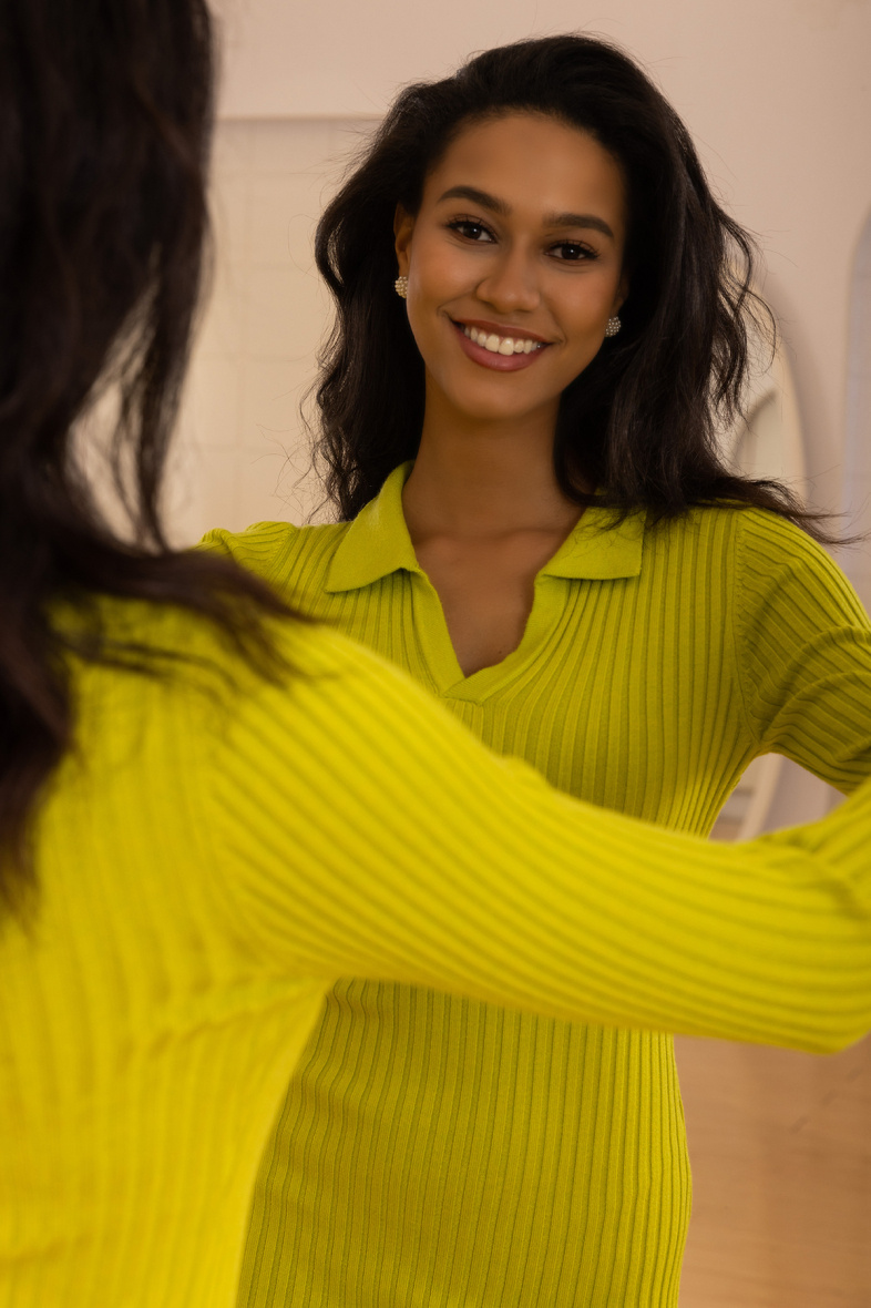 Langer, taillierter Strickpullover mit V-Ausschnitt, - Limettengrün - 2 - Großformat