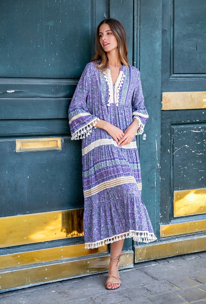 Großhändler LAST QUEEN OUTLET - Langes Kleid mit Bohème-Print, Pompons und Spitz