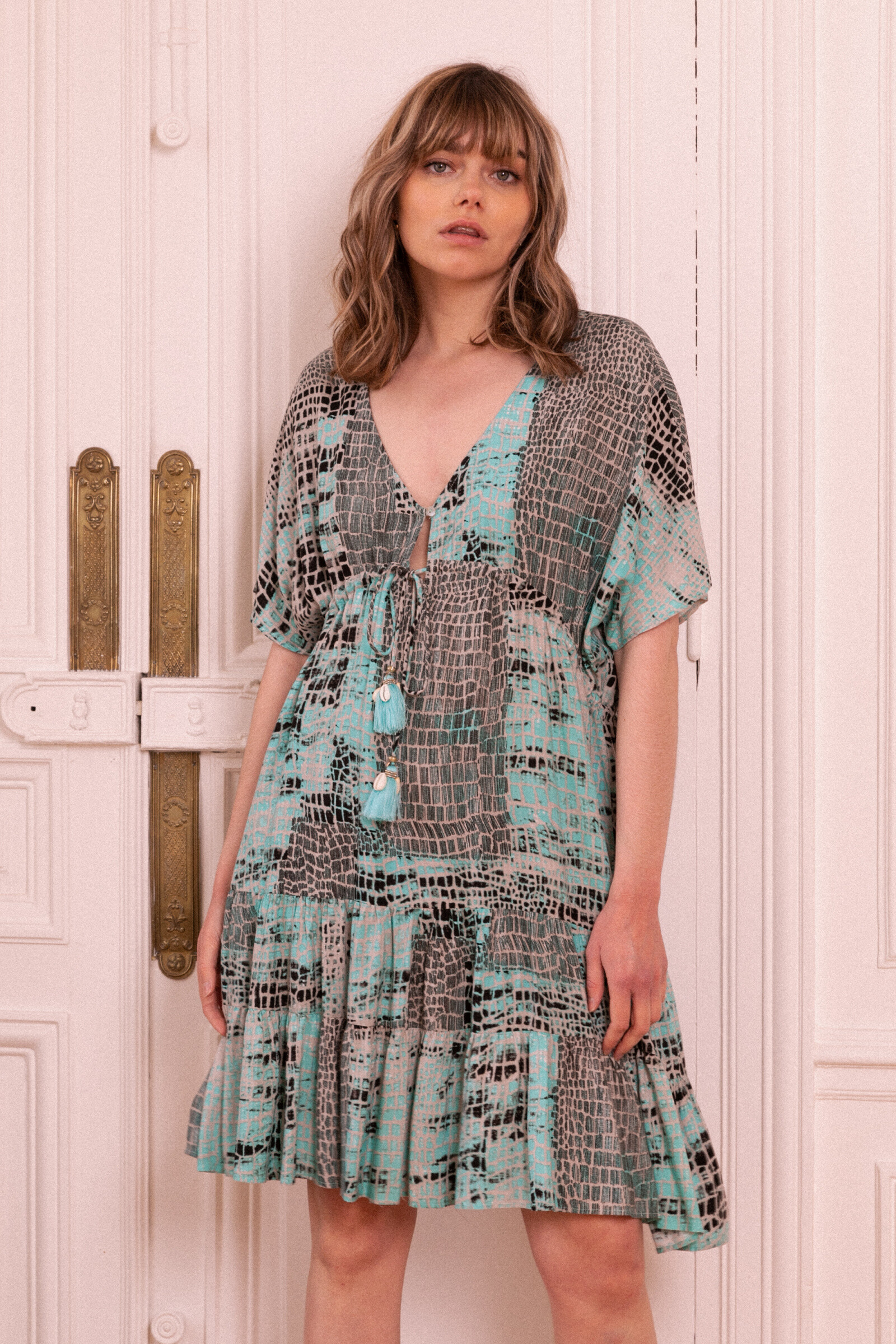 Wholesaler LAST QUEEN OUTLET - Mid-length floral print dress, V-neck with tightening at the waist