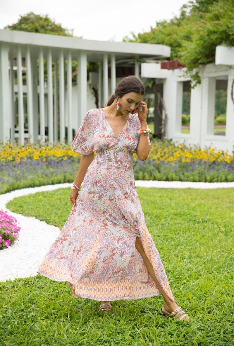 Grossiste Last Queen - Robe longue boutonnée cintrée à la taille à imprimé bohème avec col V