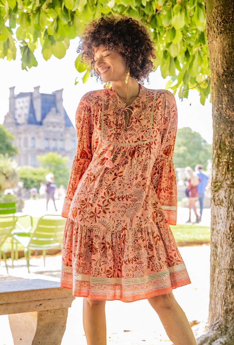 Grossiste LAST QUEEN OUTLET - Robe tunique à imprimé bohémien effet dorure avec cordon orné de clochettes