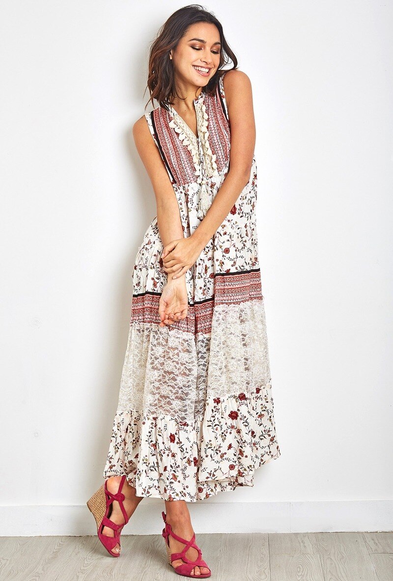 Wholesaler LAST QUEEN OUTLET - Long dress in bohemian print with pompoms and lace
