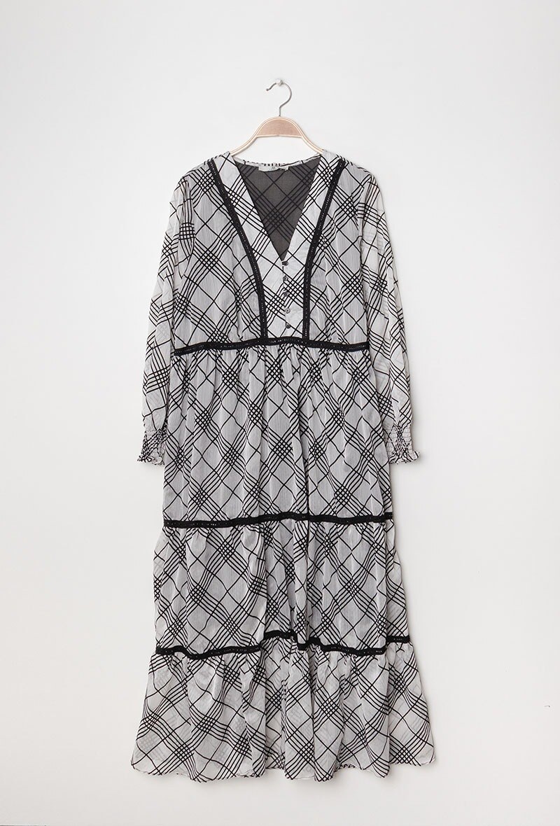 Grossista LAST QUEEN OUTLET - Maxi abito lungo con stampa geometrica e chiusura frontale in pizzo con bottoni