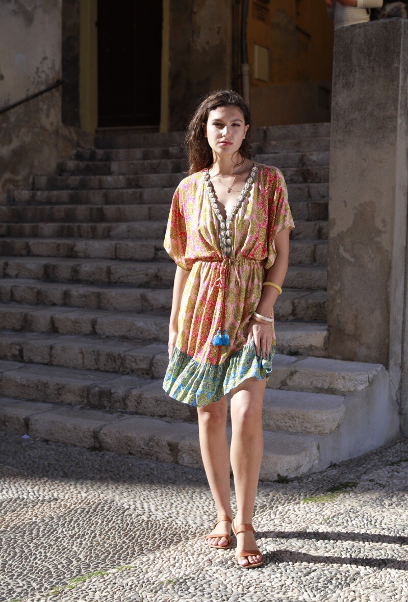 Großhändler LAST QUEEN OUTLET - Bohème-Kleid mit Farbverlauf und Bommelschleife in Muscheloptik mit Goldeffekt