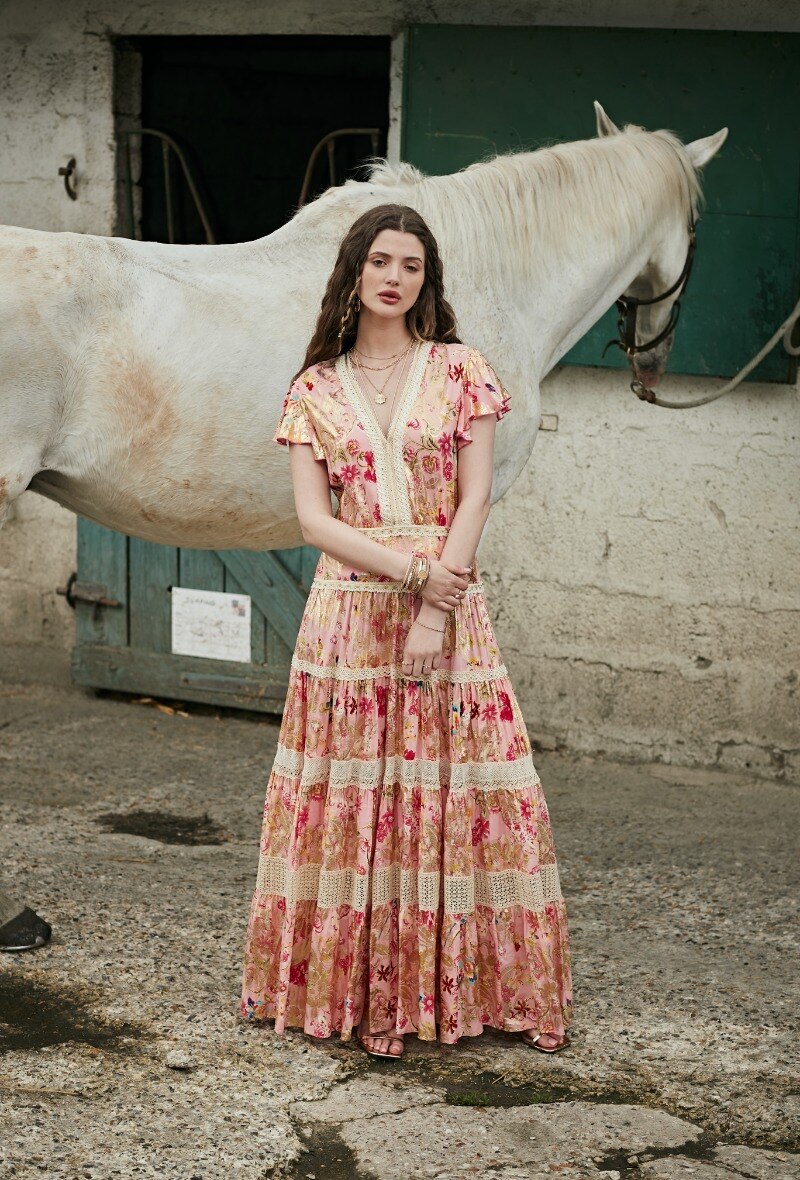 Vestido largo con escote en pico y encaje, estampado bohemio con efecto dorado - Sombra de rosa - 1 - formato grande