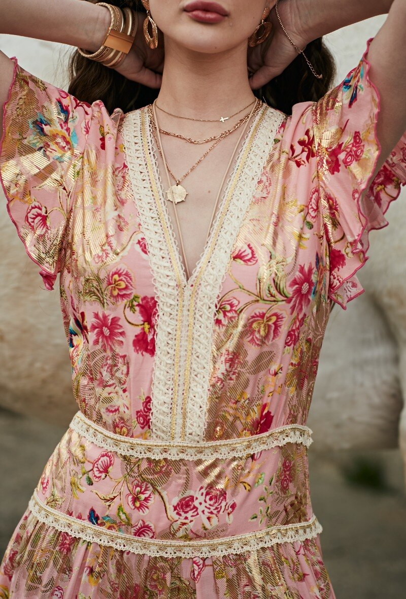 Vestido largo con escote en pico y encaje, estampado bohemio con efecto dorado - Sombra de rosa - 2 - formato grande