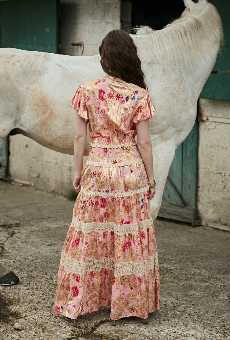 Vestido largo con escote en pico y encaje, estampado bohemio con efecto dorado - Sombra de rosa - 5 - formato grande