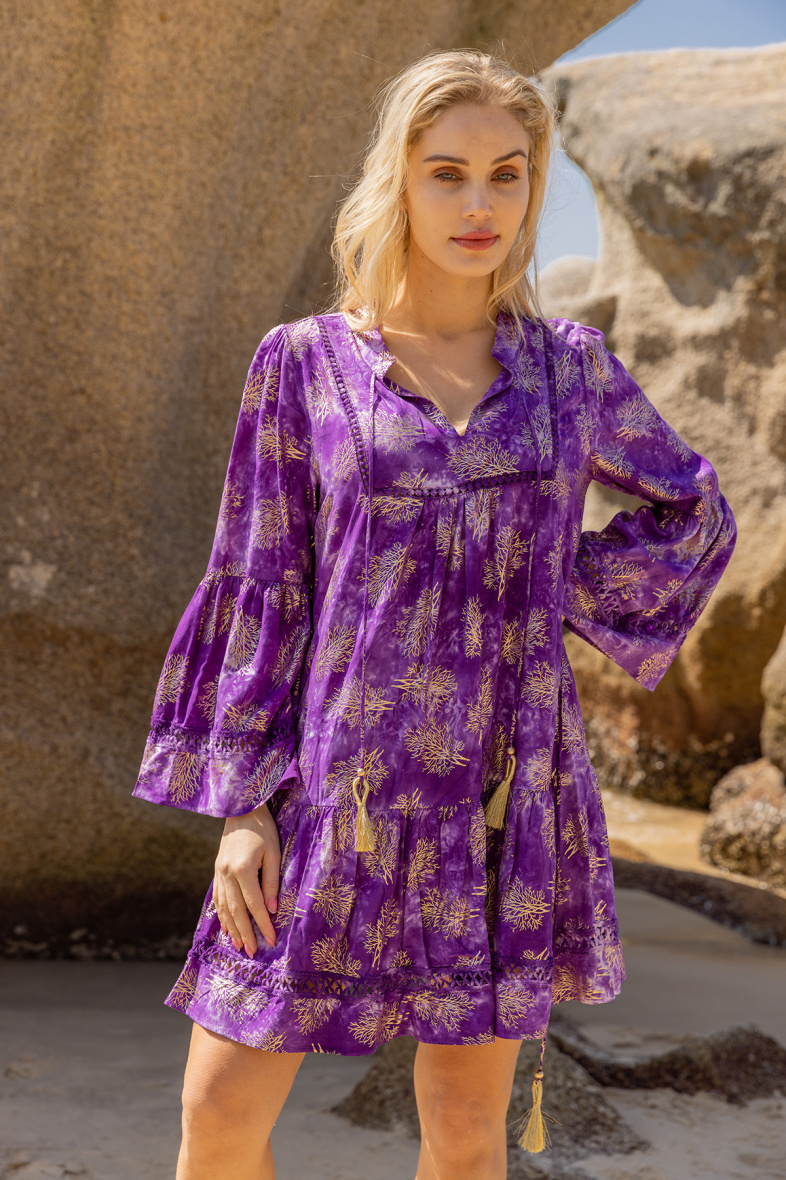 Großhändler LAST QUEEN OUTLET - Halblanges Kleid mit Goldeffekt bedruckt, ausgestellte Ärmel