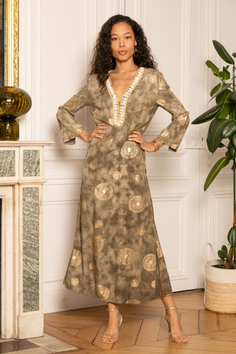 Großhändler Last Queen - Langes Kleid, von Hand mit Muscheln bestickt und mit Vergoldungseffekt bedruckt