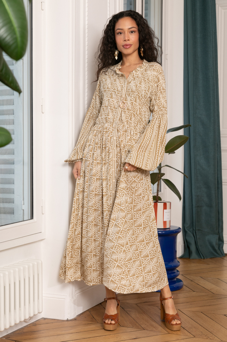 Wholesaler Last Queen - Long printed dress with elastic torso, buttoned in front with lantern sleeves