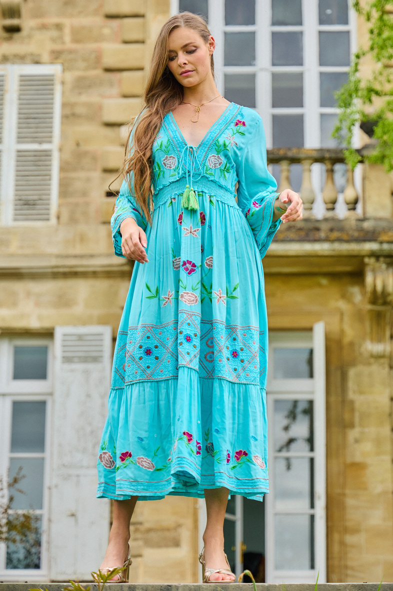 Grossiste Last Queen - Robe longue brodée avec col en V, dos en corde frangée et taille élastique