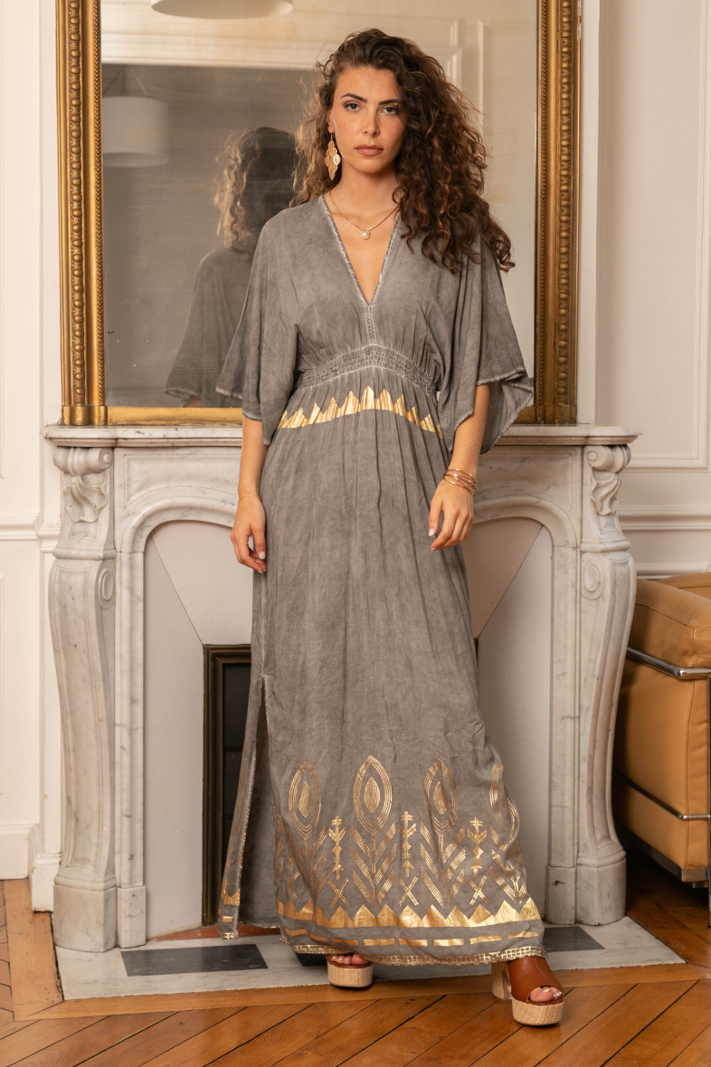 Grossiste Last Queen - Maxi robe à imprimée dorure, décolleté avec un lien à nouer au dos