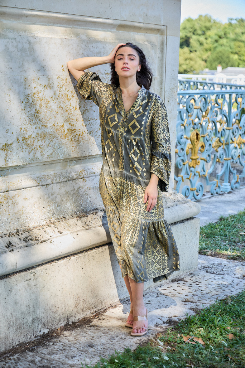 Großhändler Last Queen - Langes Kleid mit geometrischem Print und Goldeffekt