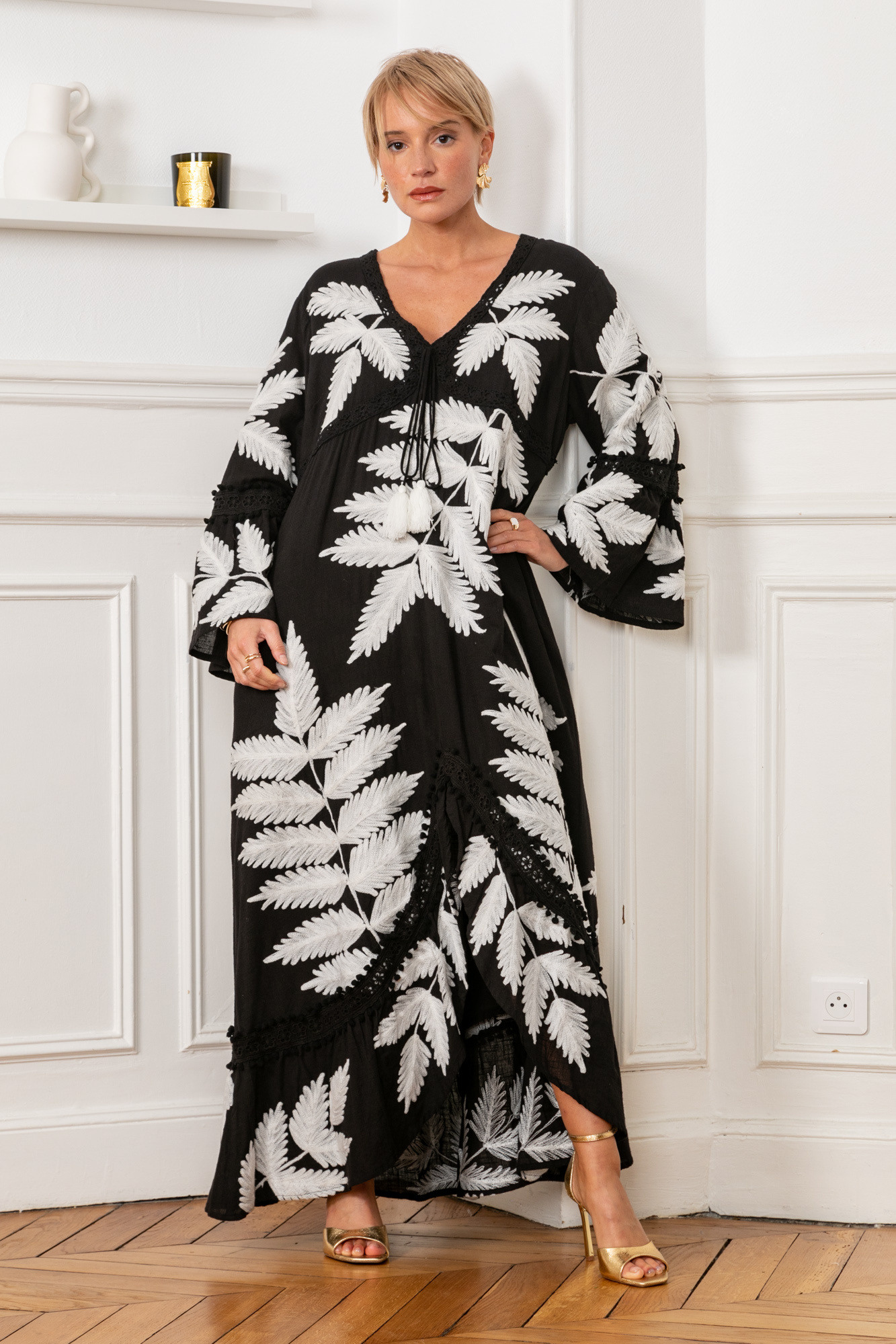 Wholesaler Last Queen - Short flared dress，Bohemian embroidered and sequin patterns