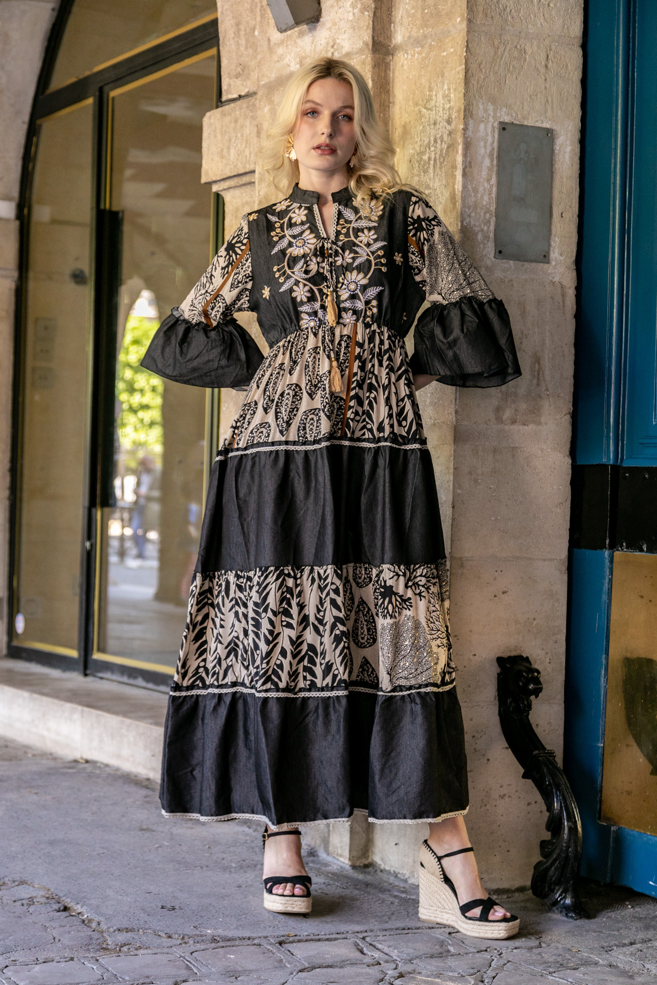 Grossiste Last Queen - Robe longue bohème à broderie , col V coupe évasée