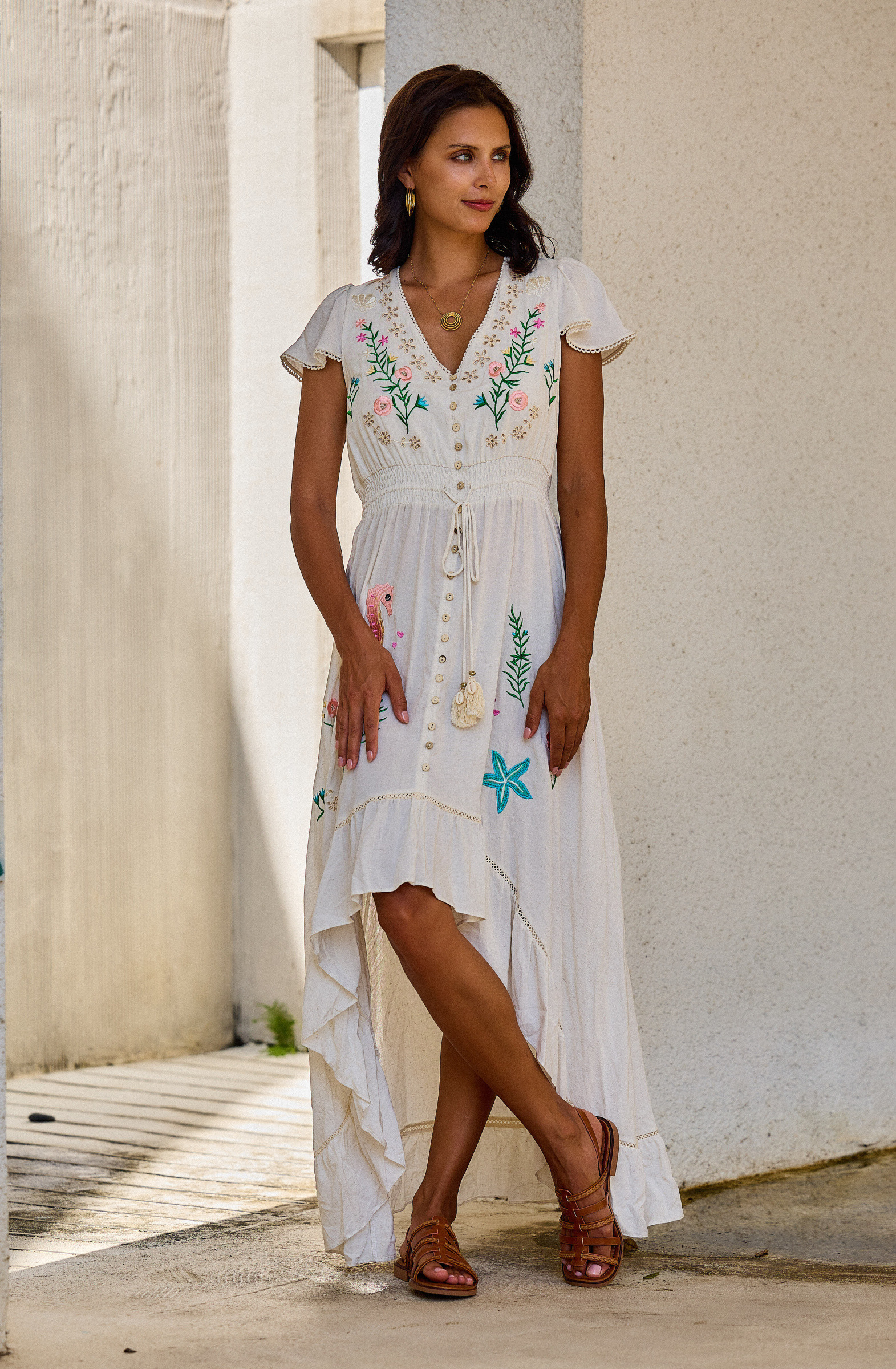 Grossiste Last Queen - Robe longue asymétrique à broderie fleurie, col v