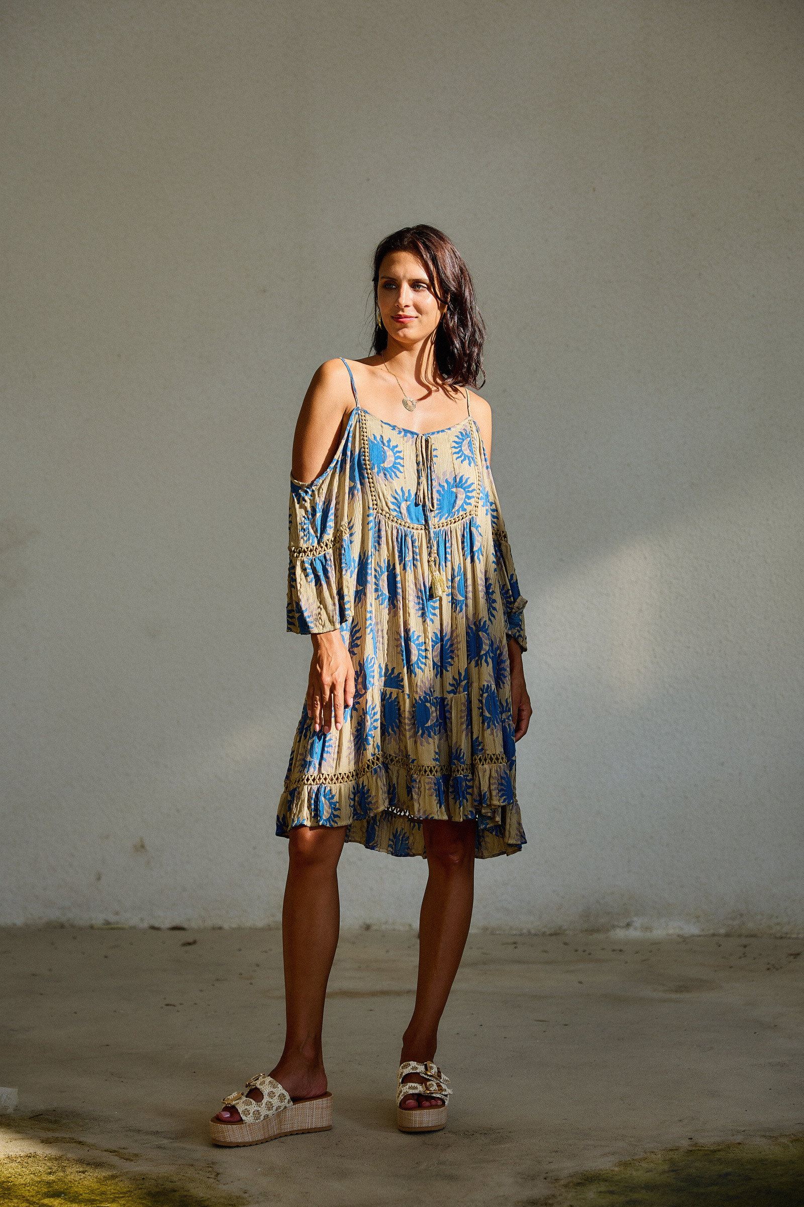 Grossiste Last Queen - Robe longue à fines bretelles  avce épaules dénudées