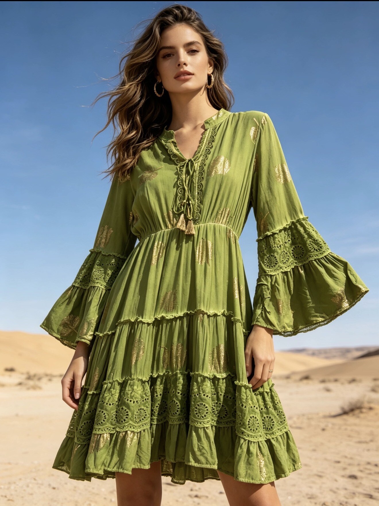 Mayorista Last Queen - Vestido midi con estampado dorado, cuello en V con detalle de encaje calado