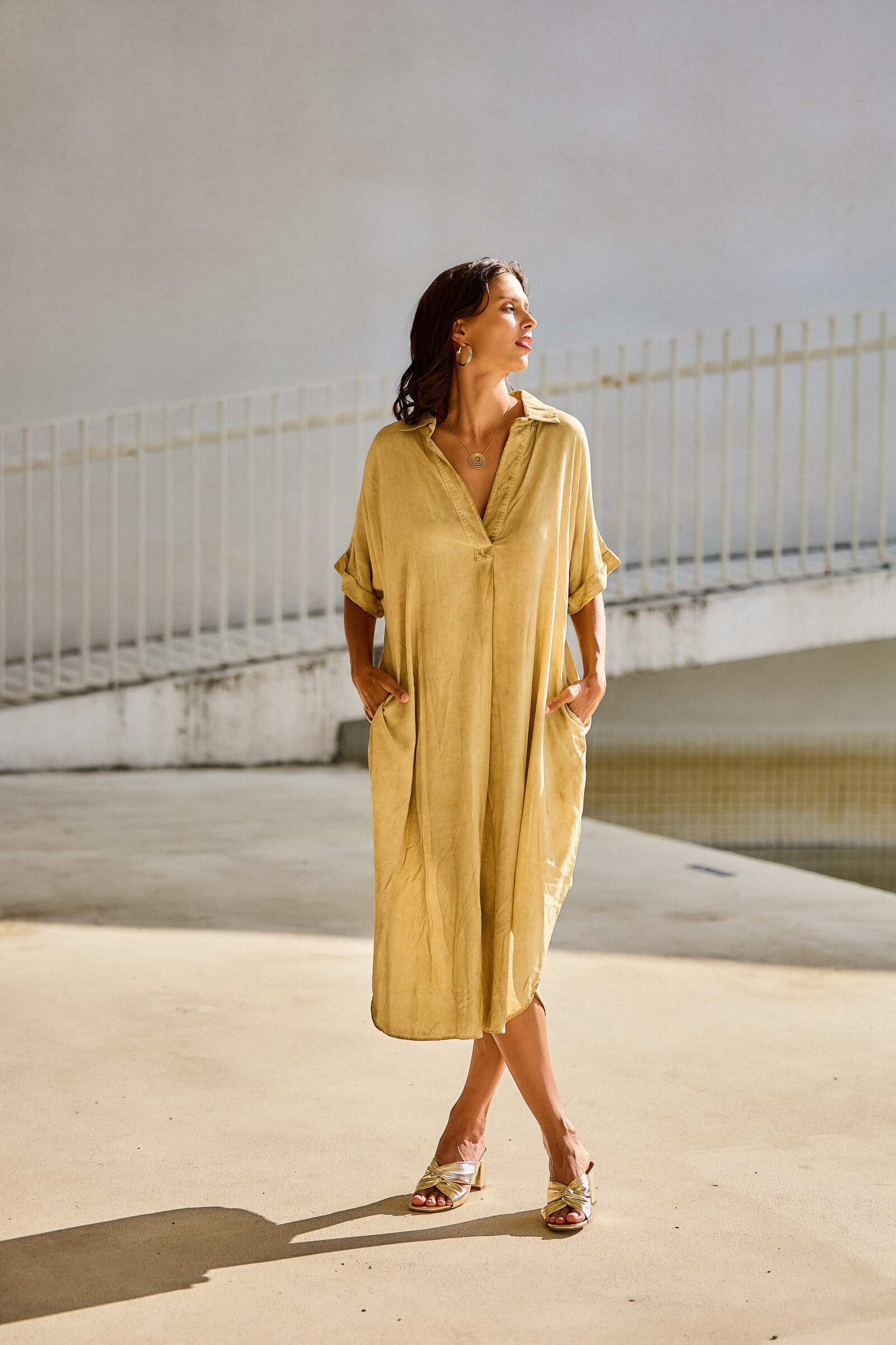 Grossiste Last Queen - Robe tunique style délavé , col V , coupe évasée avec poches invisibles