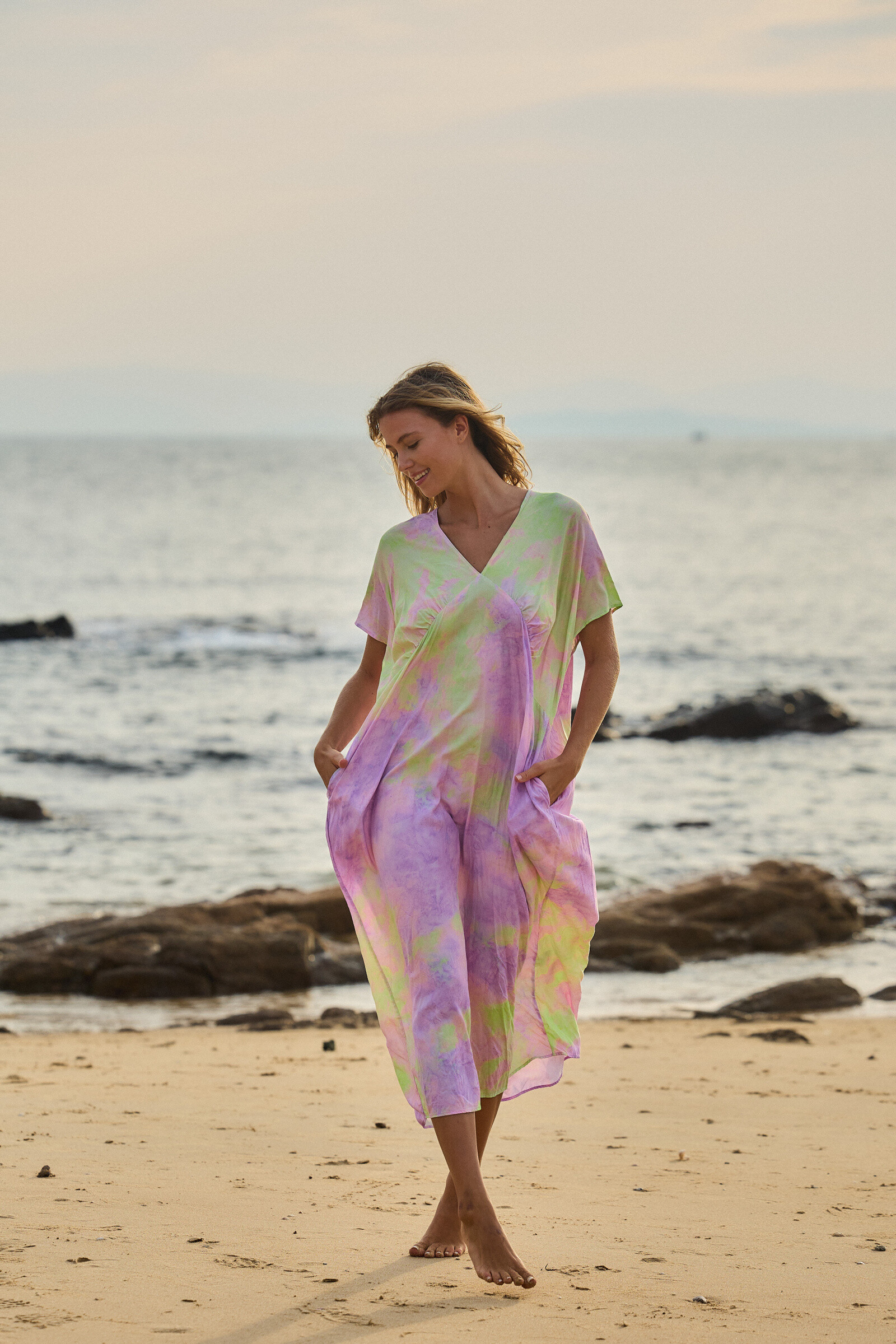Grossiste Last Queen - Maxi robe longue à broderie fleurie ajourées au dos  , décolleté v