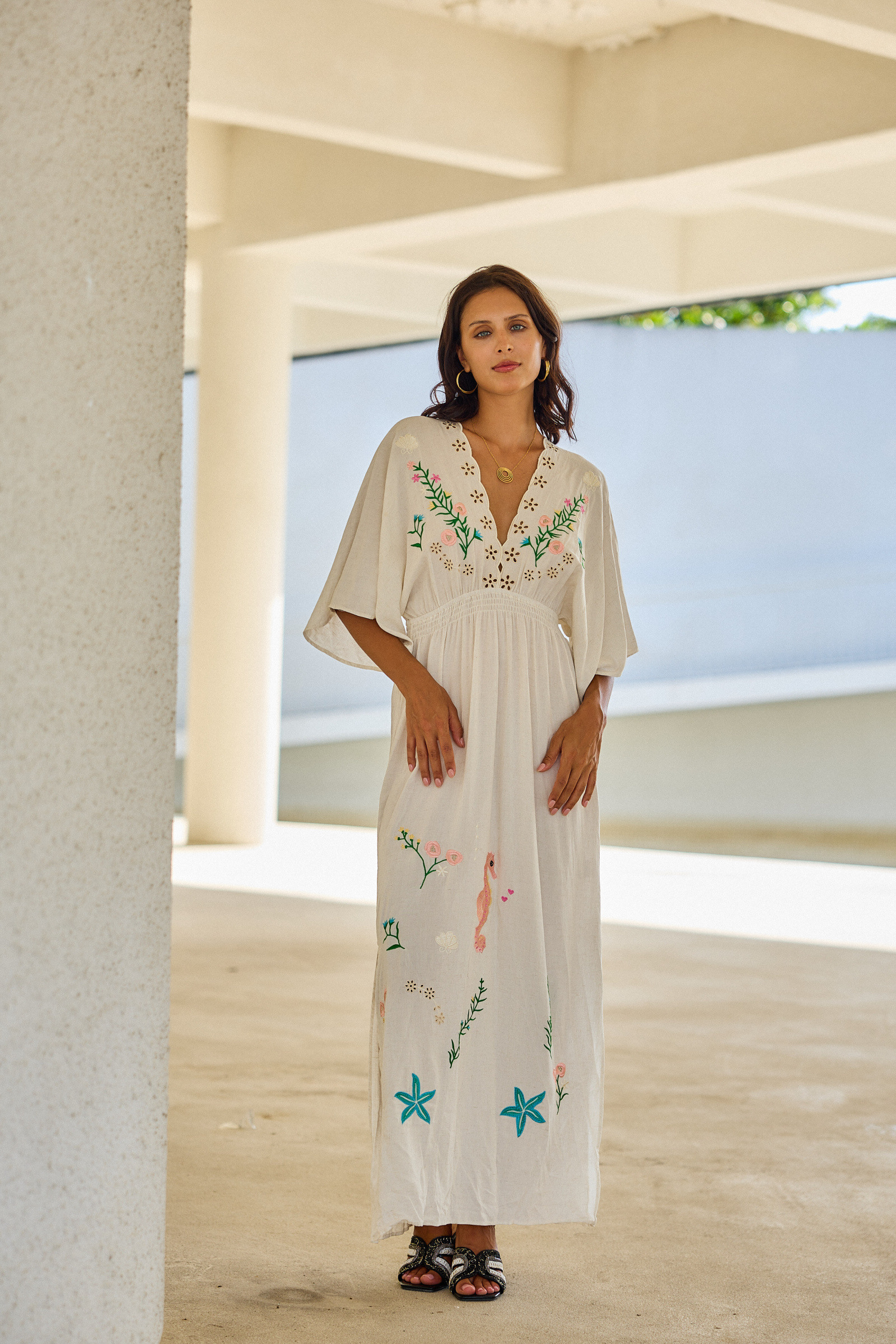 Grossiste Last Queen - Maxi robe longue à broderie fleurie , décolleté v devant et dos