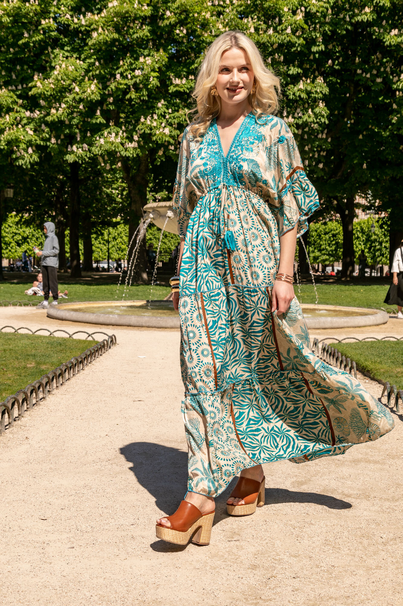Grossiste Last Queen - Robe longue bohème à broderie , coupe évasée avec des liens à nouer