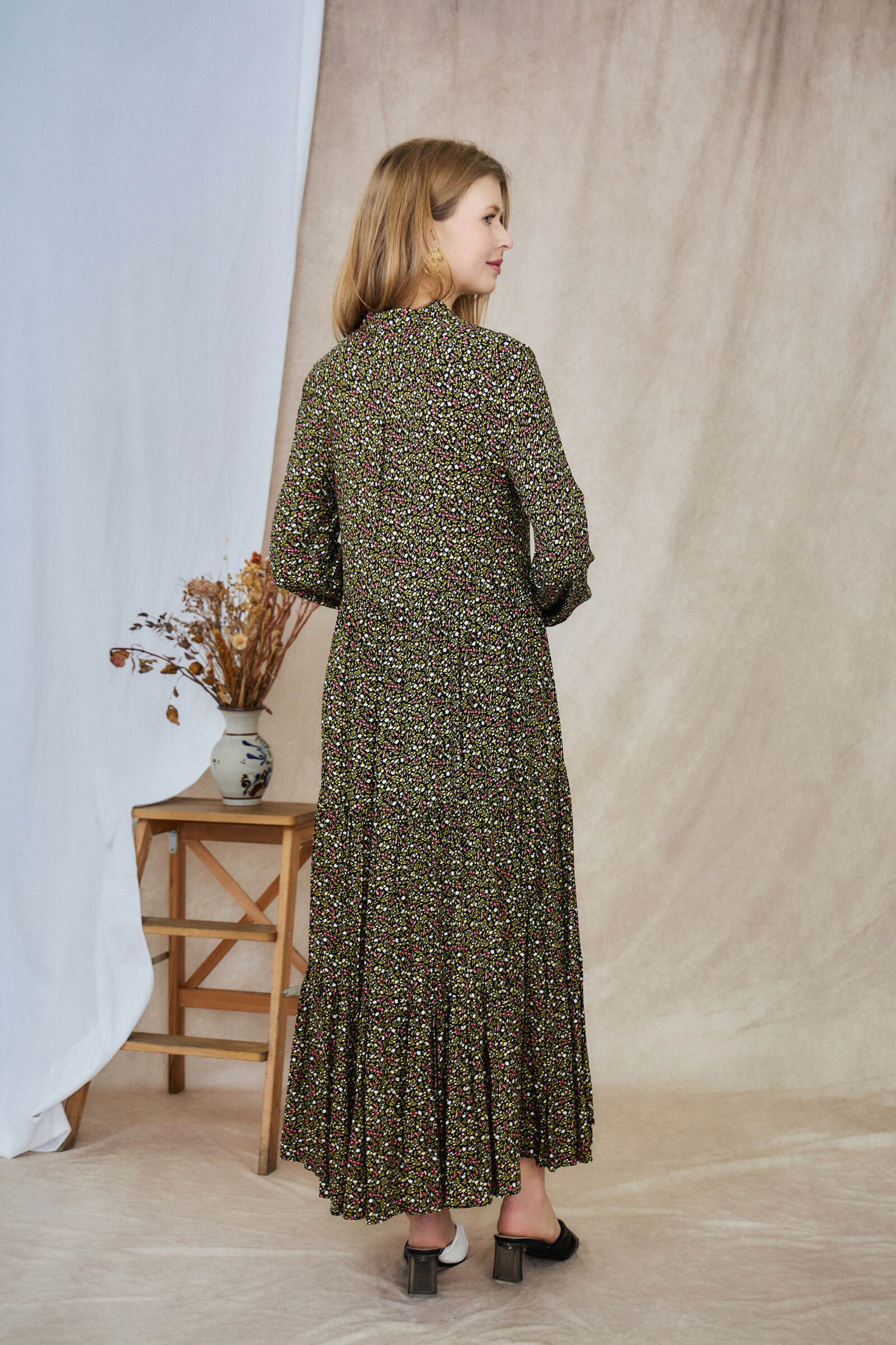 Vestido largo estilo camisero estampado, corte holgado y frunces - Negro - 3 - formato grande