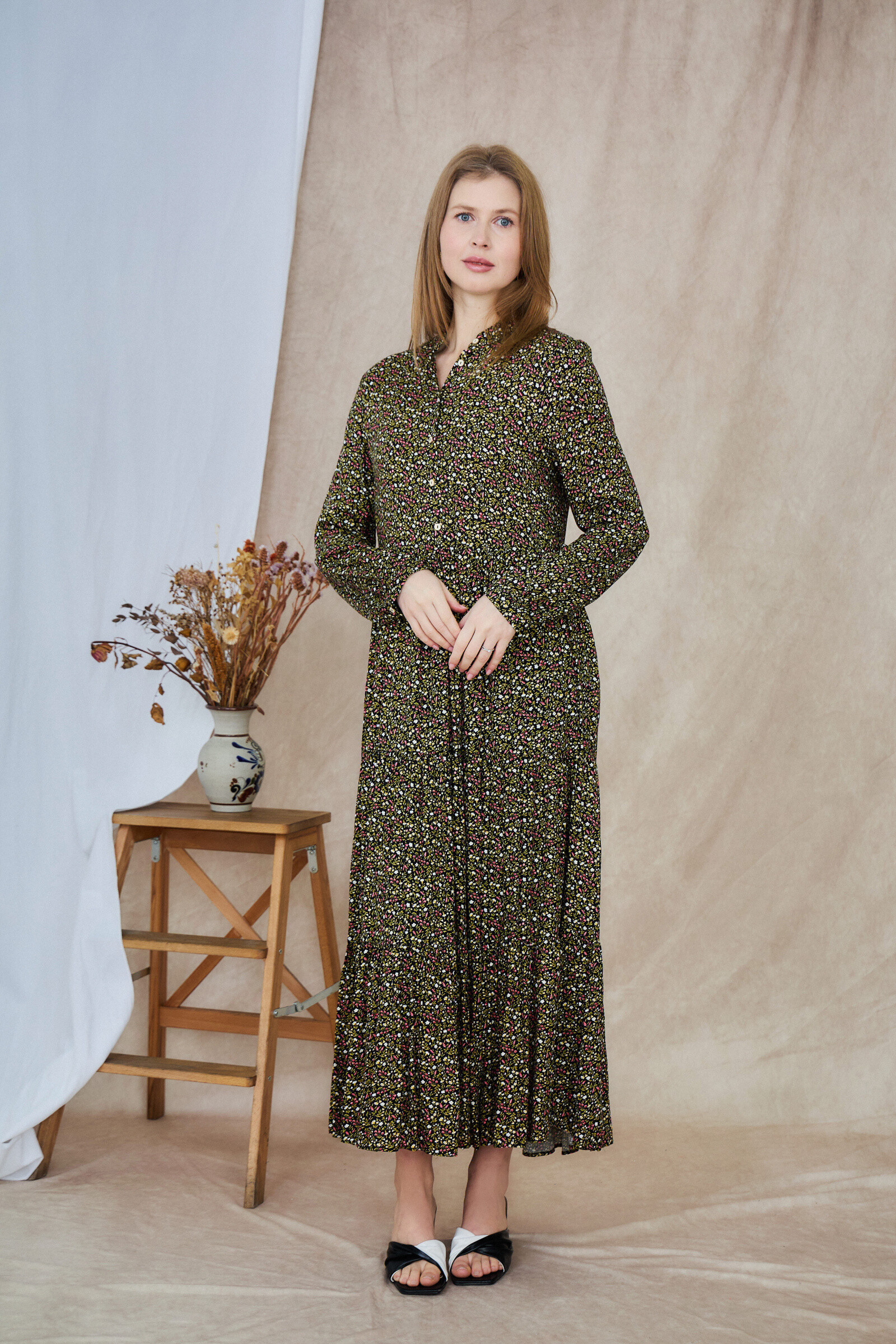 Vestido largo estilo camisero estampado, corte holgado y frunces - Negro - 5 - formato grande