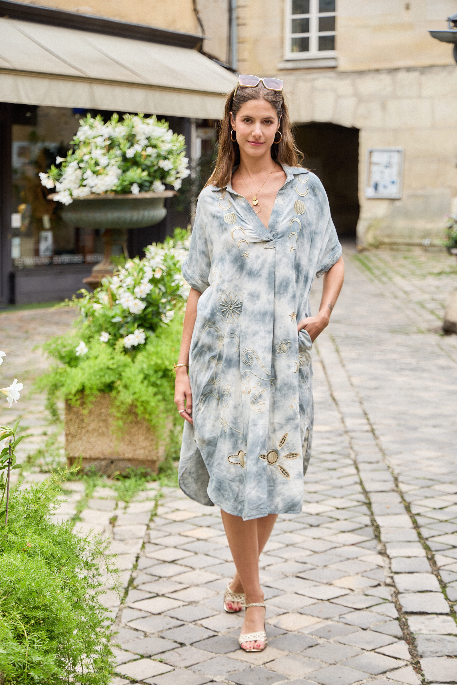 Grossiste Last Queen - Robe chemise broderie, poches invisibles, coupe évasée