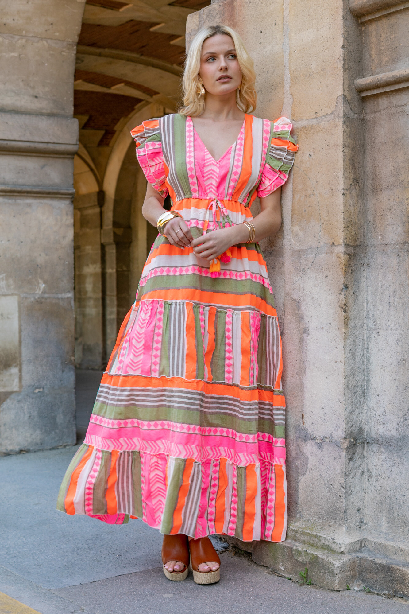 Grossiste Last Queen - Robe longue tissu texturé effet fluorescent , col v avec manches volantées
