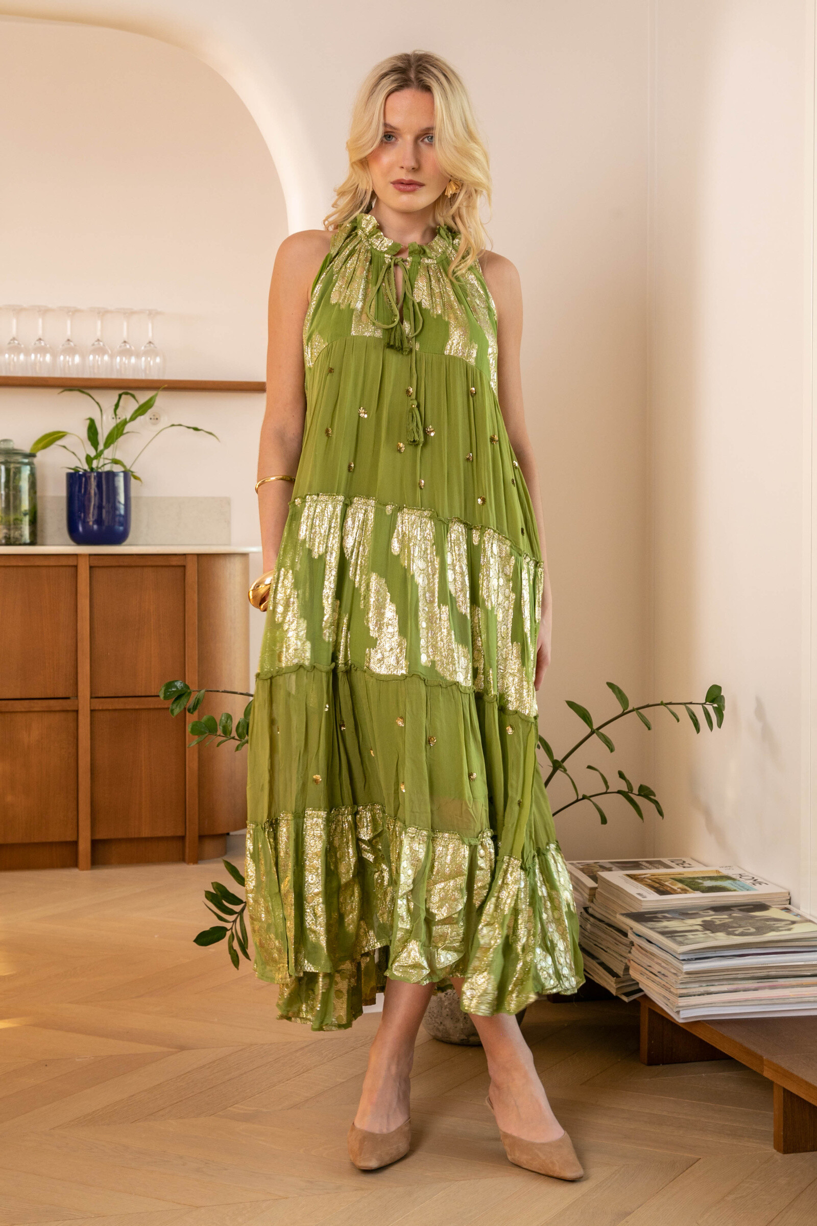 Mayorista Last Queen - Vestido largo bordado con lentejuelas, escote en pico con forro.
