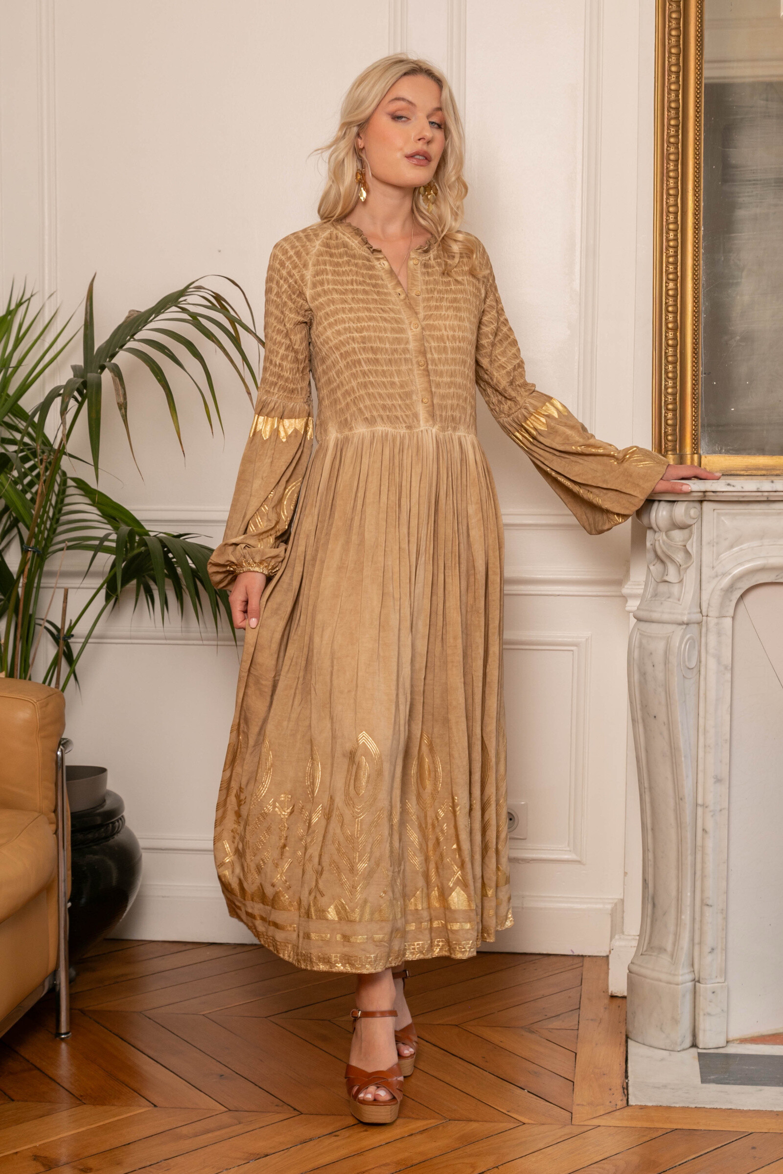 Großhändler Last Queen - Langes Kleid mit Golddruck, V-Ausschnitt mit Bindebändern, ausgestellter Schnitt