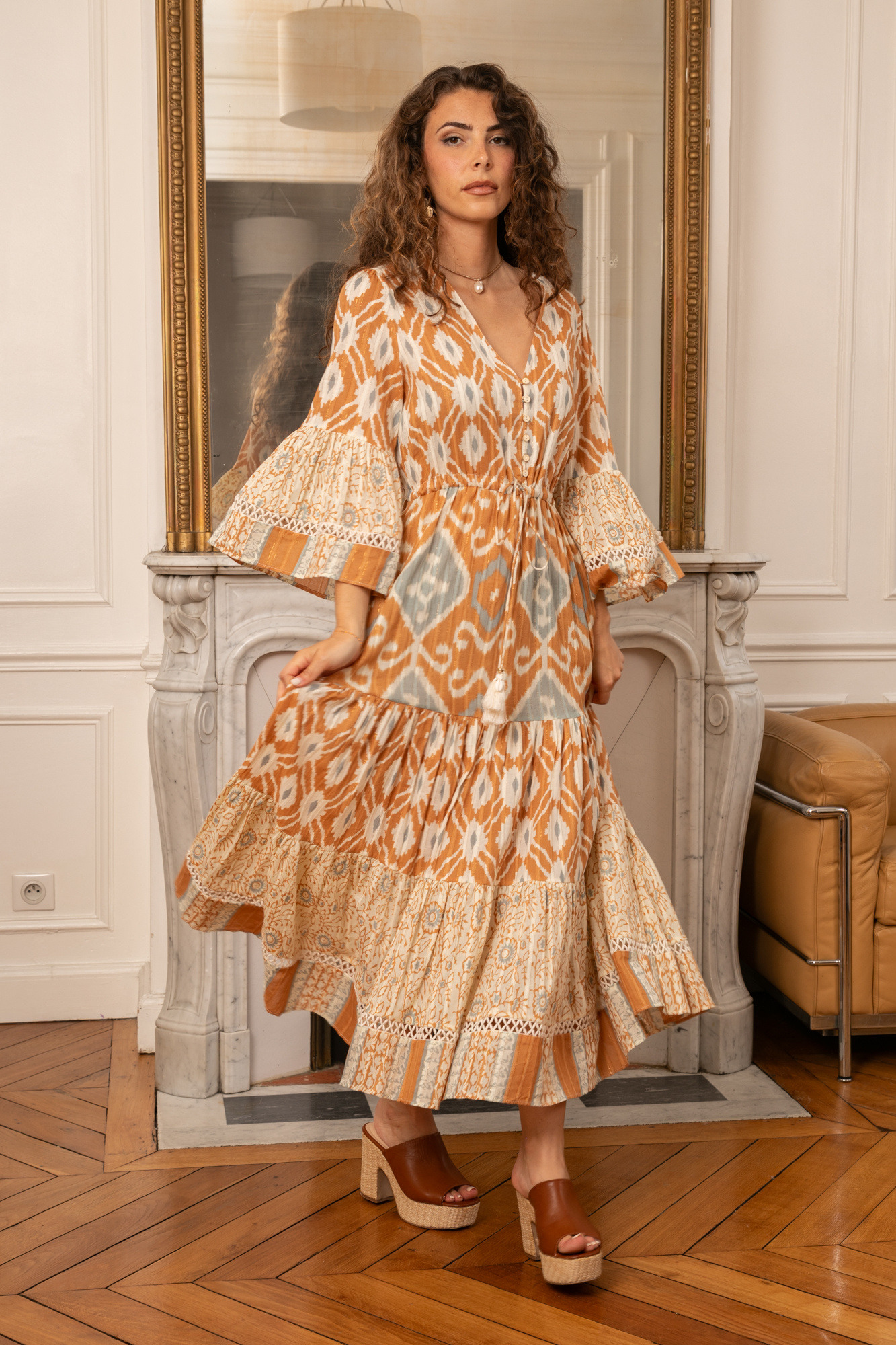 Grossiste Last Queen - Robe long imprimée  avec Lurex, coupe évasée avec galons et sérrage