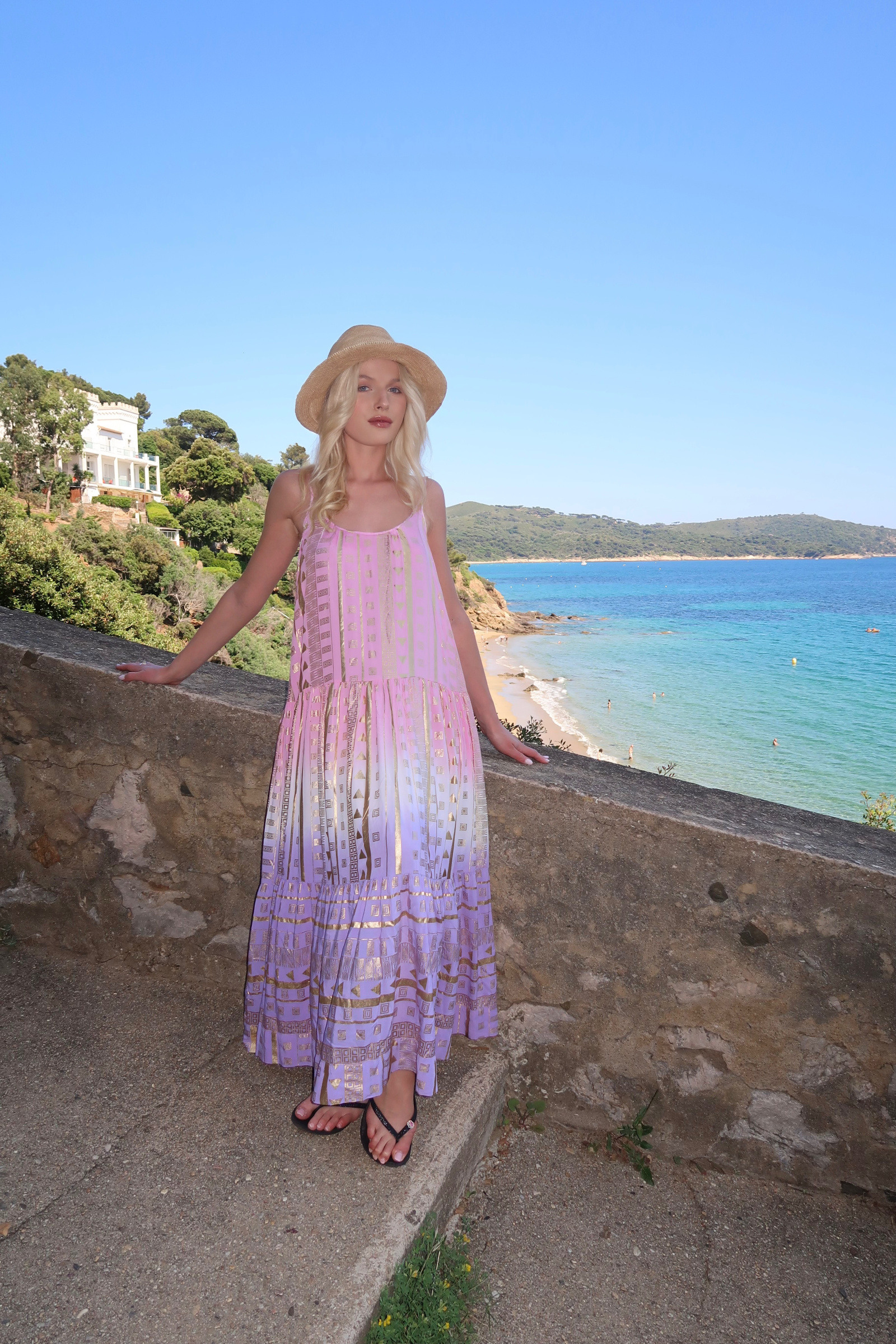 Grossiste Last Queen - Robe longue à imprimé dorure avec fine bretelles, coupe évasée